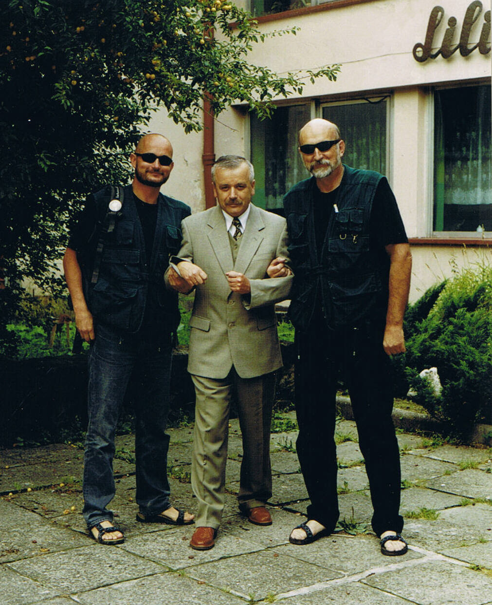 "Już po niego przyszli...". Od lewej prof. Wojsław Lichaczewski, dyr. Zbigniew Szeliga, prof. Witold Osiński, 30.08.2000.