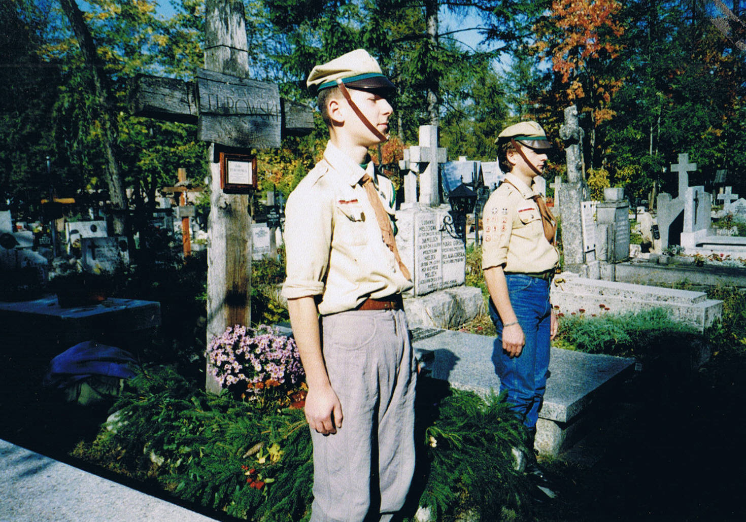 Harcerze na warcie przy grobie dyrektora Stanisława Turowskiego podczas obchodów 80. lecia LO w październiku 1980 r.