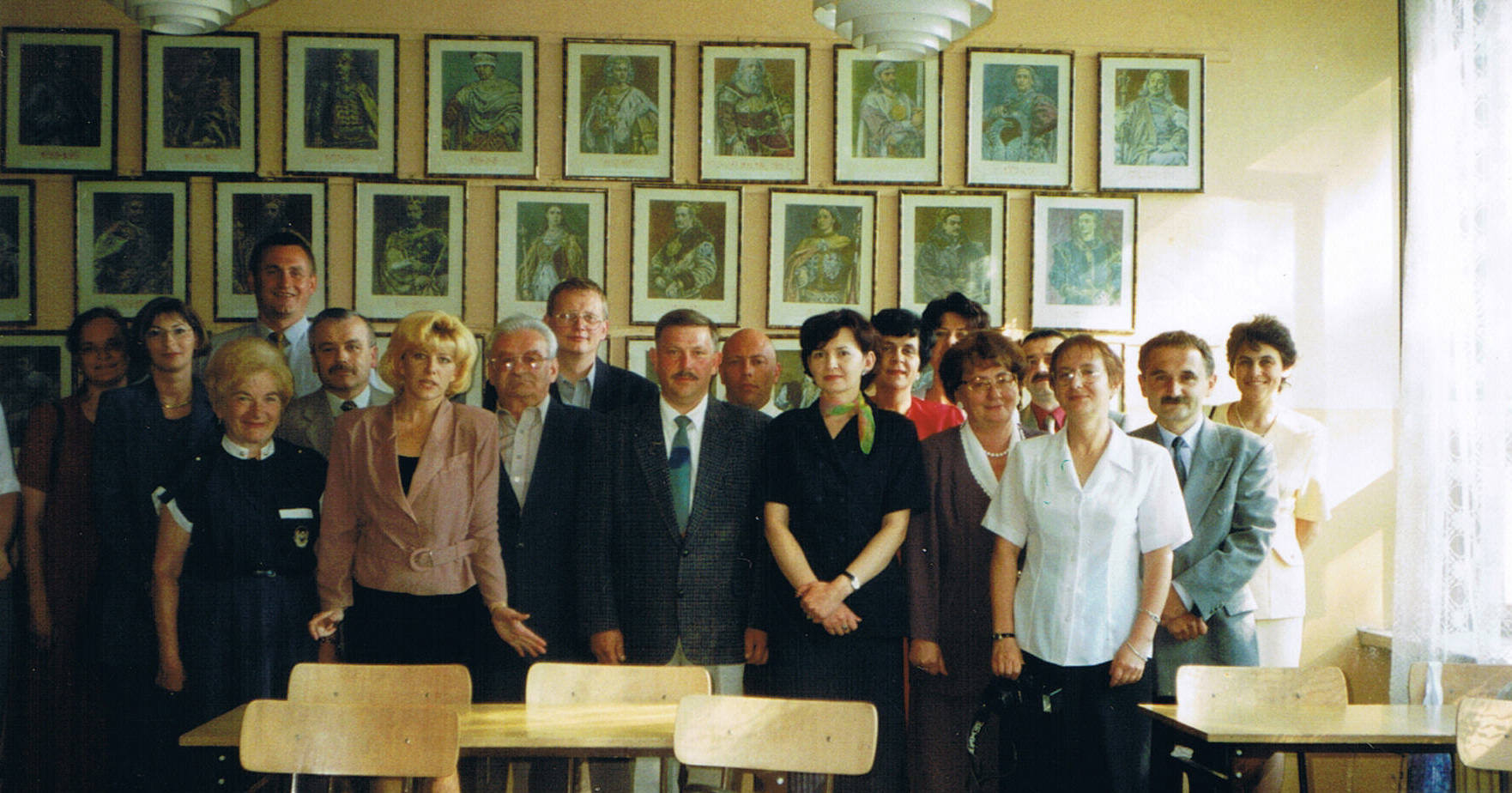 Wychowankowie z rocznika 1980 w 20-tą rocznicę matury (kl. IV a). Najwyższa osoba to Rafał Świerczek. Przed nim prof. Zbigniew Szeliga-wychowawca klasy. Pozostali profesorowie: Maria Jakubczak, Urszula Sterczyńska i Janusz Pennar (fot. arch. Zbigniewa Szeligi)