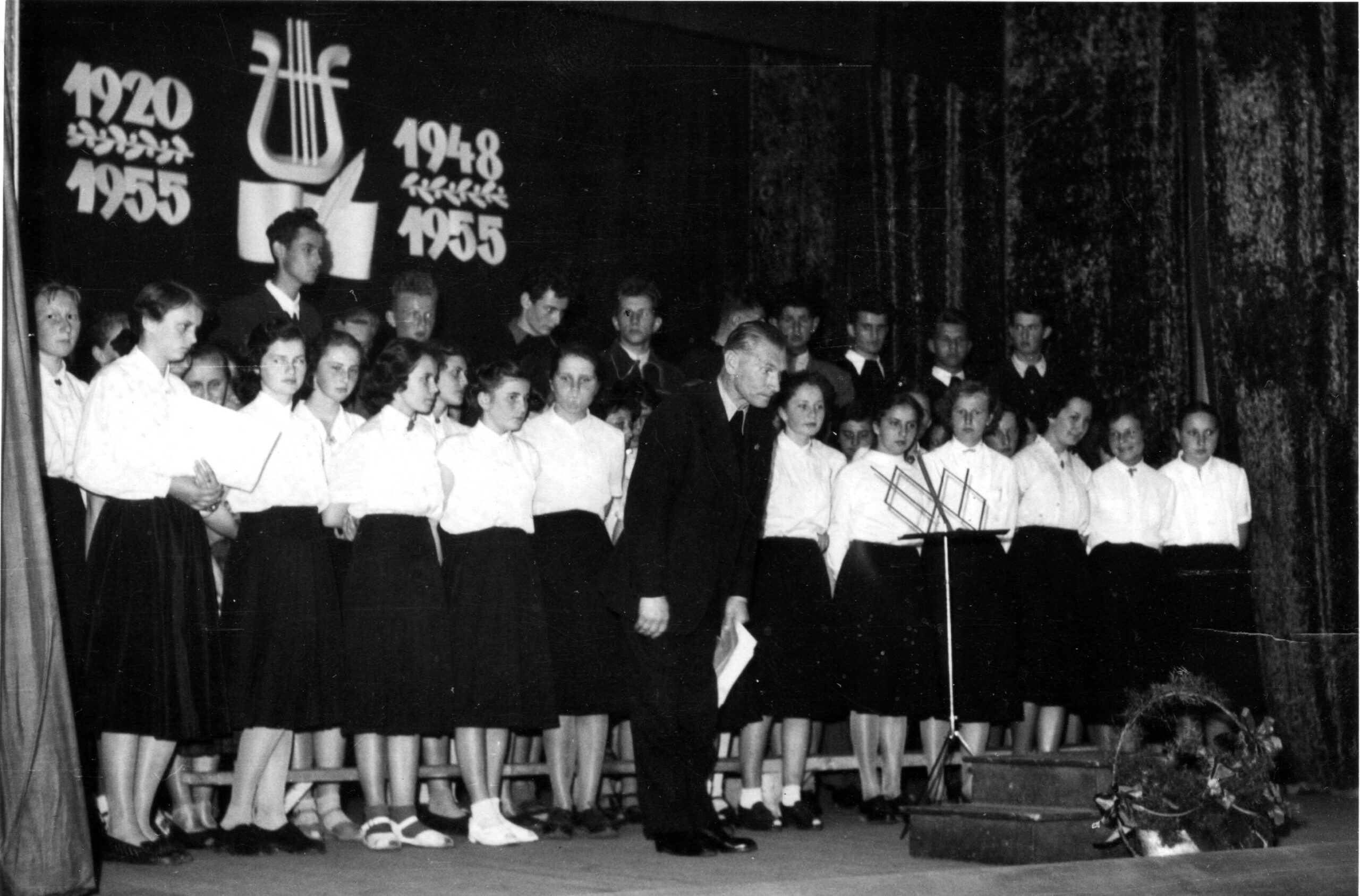 prof. Józef Bielawa i szkolny chór