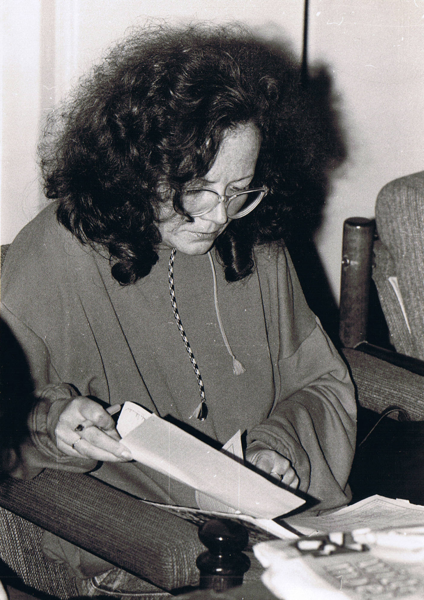 Prof. Jadwiga Marchewka w pokoju nauczycielskim