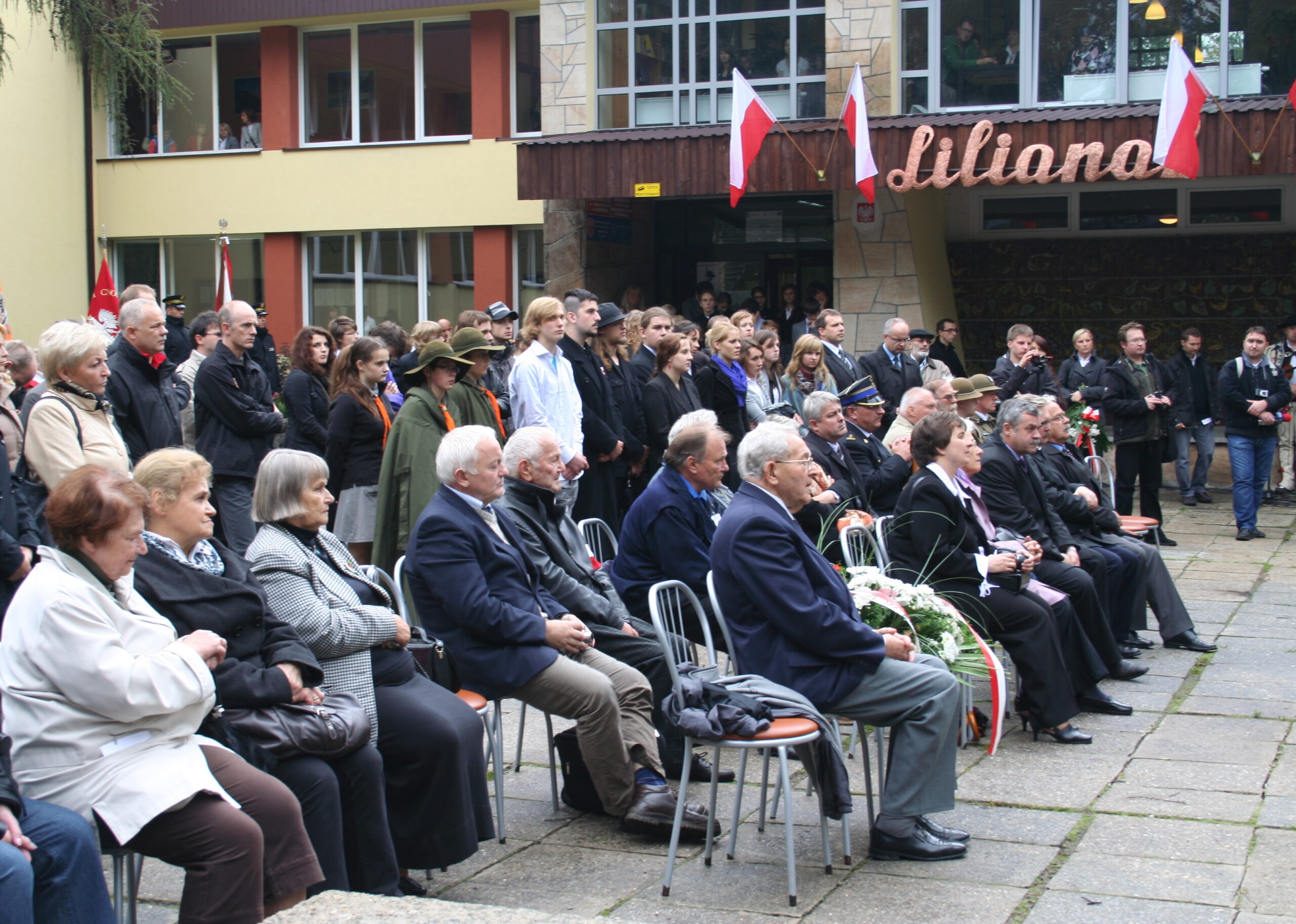 Uroczystość zasadzenia Dębów Katyńskich. Spotkanie na dziedzińcu szkoły. (fot. Edyta Sitarz)