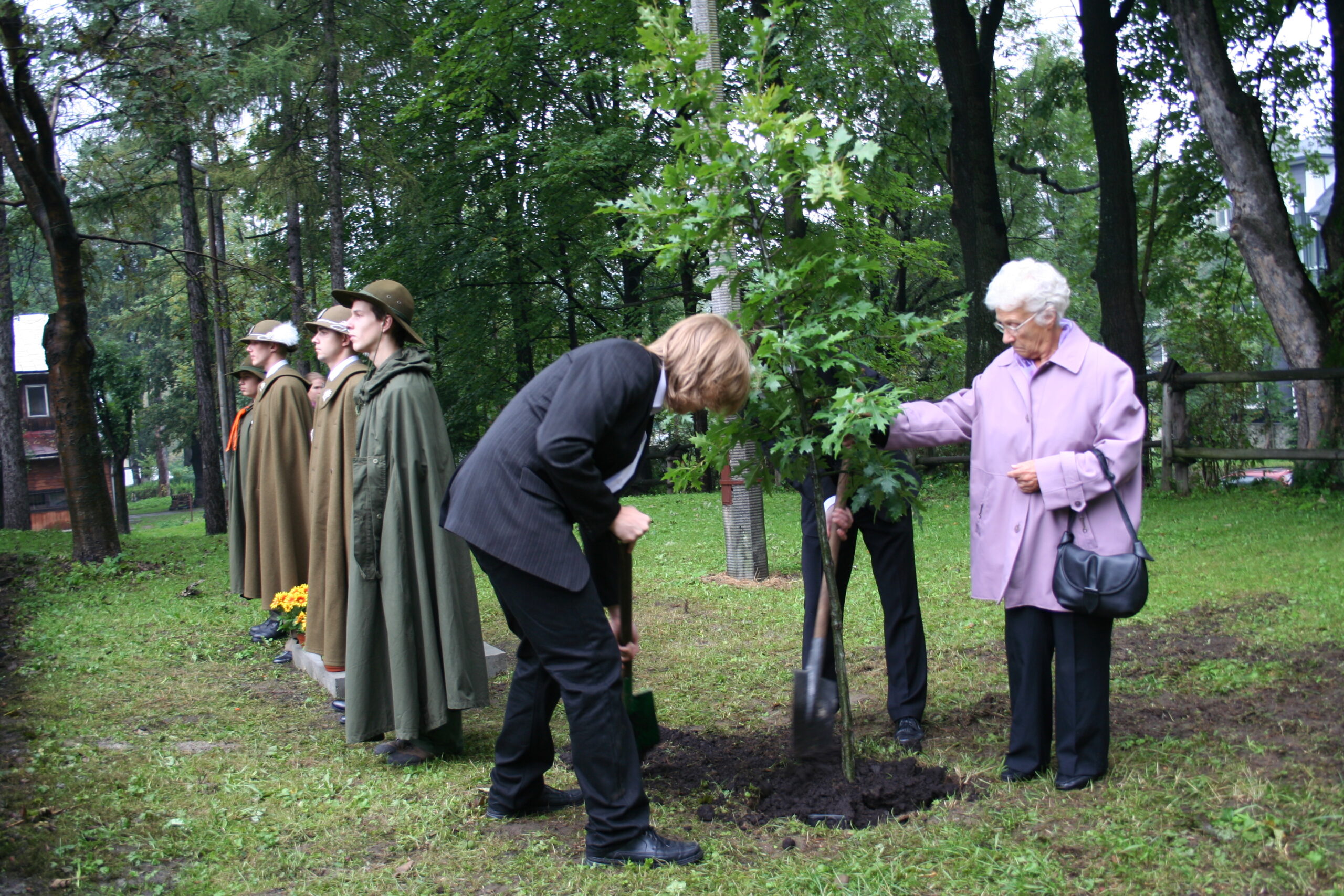 Uroczystość posadzenia Dębów katyńskich_córka Józefa Andrzeja Chramca-fot. Edyta Sitarz