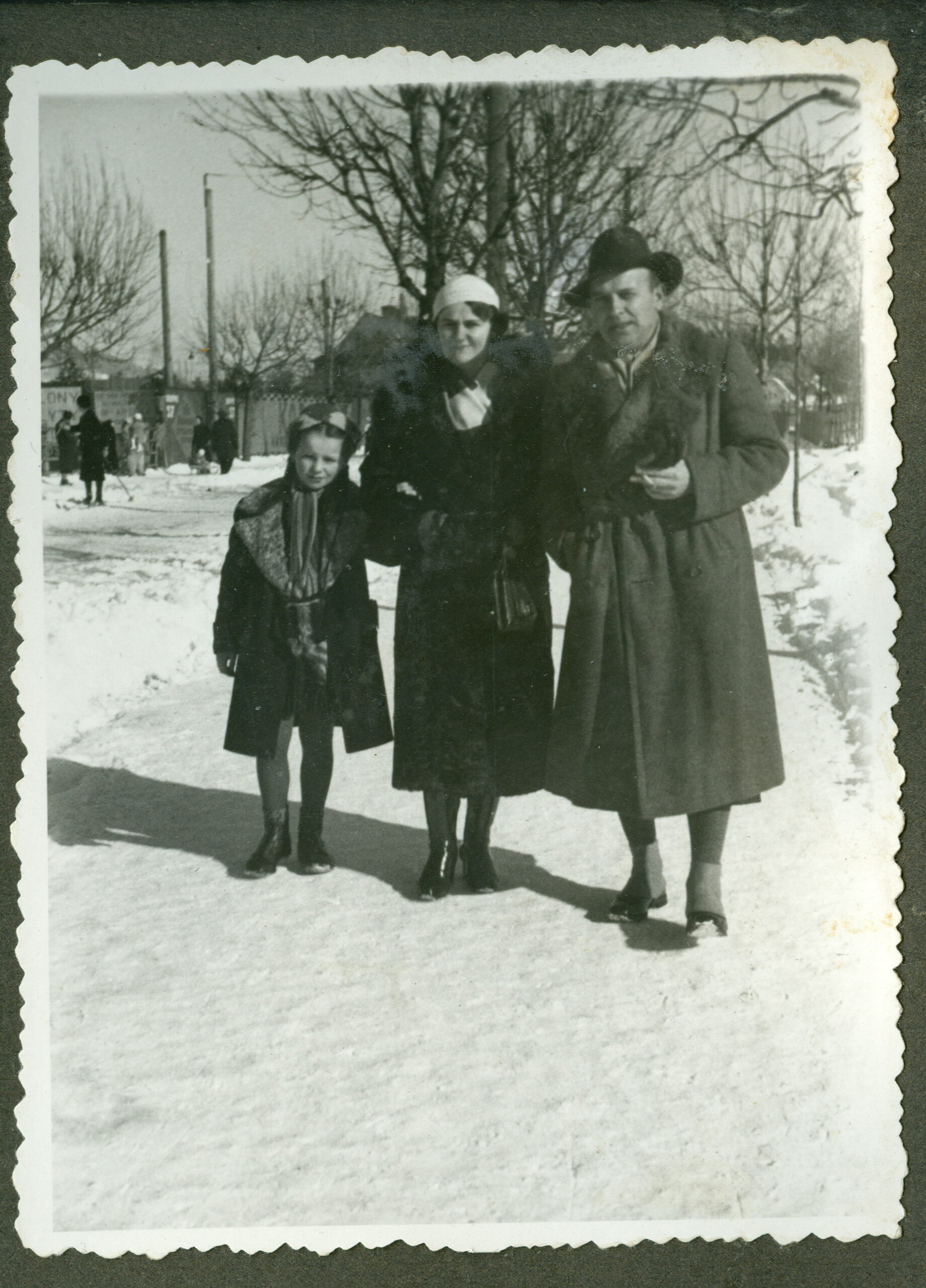 Wiktor Chudzikiewicz 02_Wiktor z babcią Katarzyny Bernardczyk, Joanną Chudzikiewicz z Czekańskich (żoną Antoniego Chudzikiewicza) i córką Joanny, Anną.