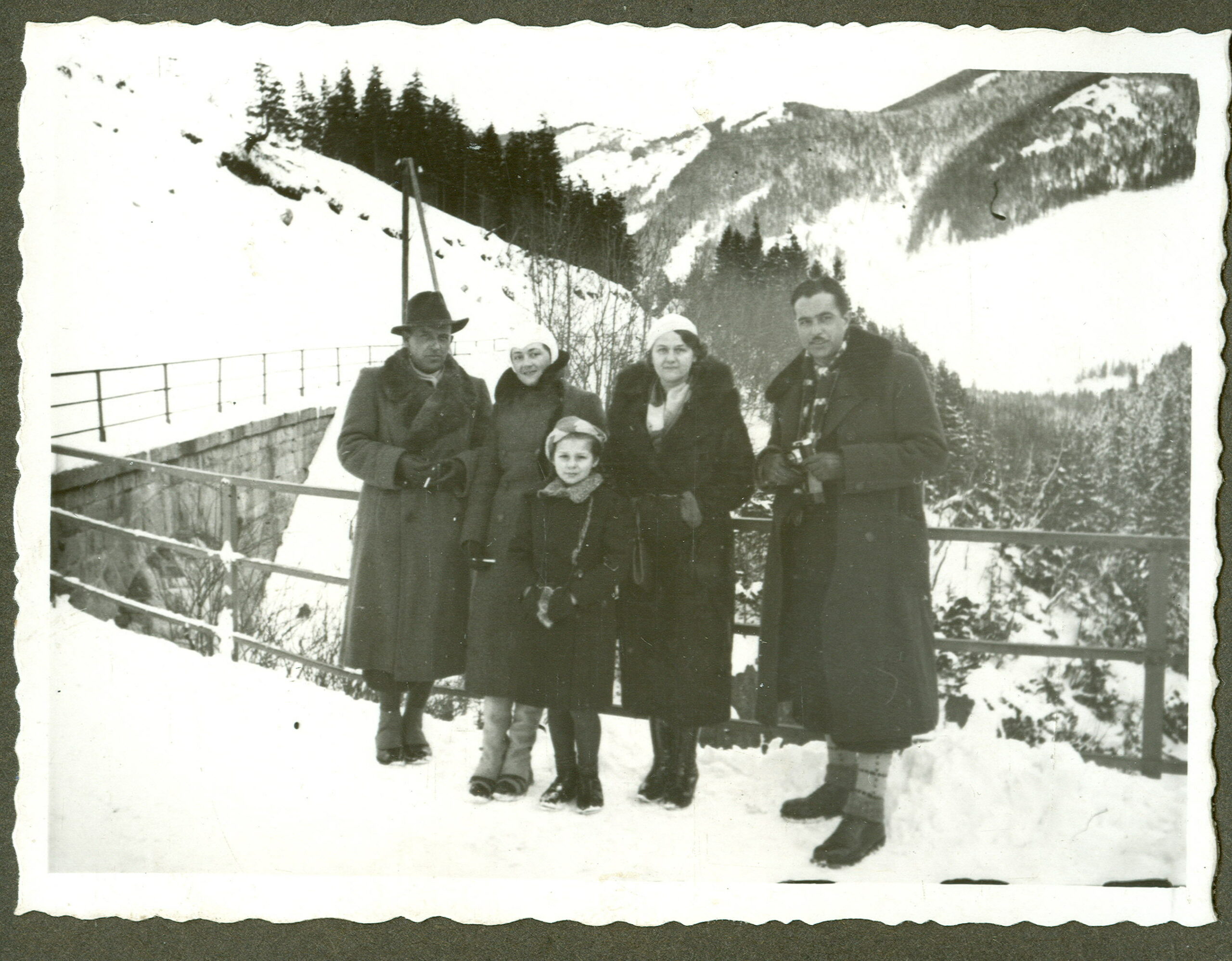 Wiktor Chudzikiewicz 03_od lewej Wiktor Chudzikiewicz z żoną Anną, Joanna Chudzikiewicz, z przodu córka Joanny,Anna (mama Katarzyny Bernardczyk). Z prawej