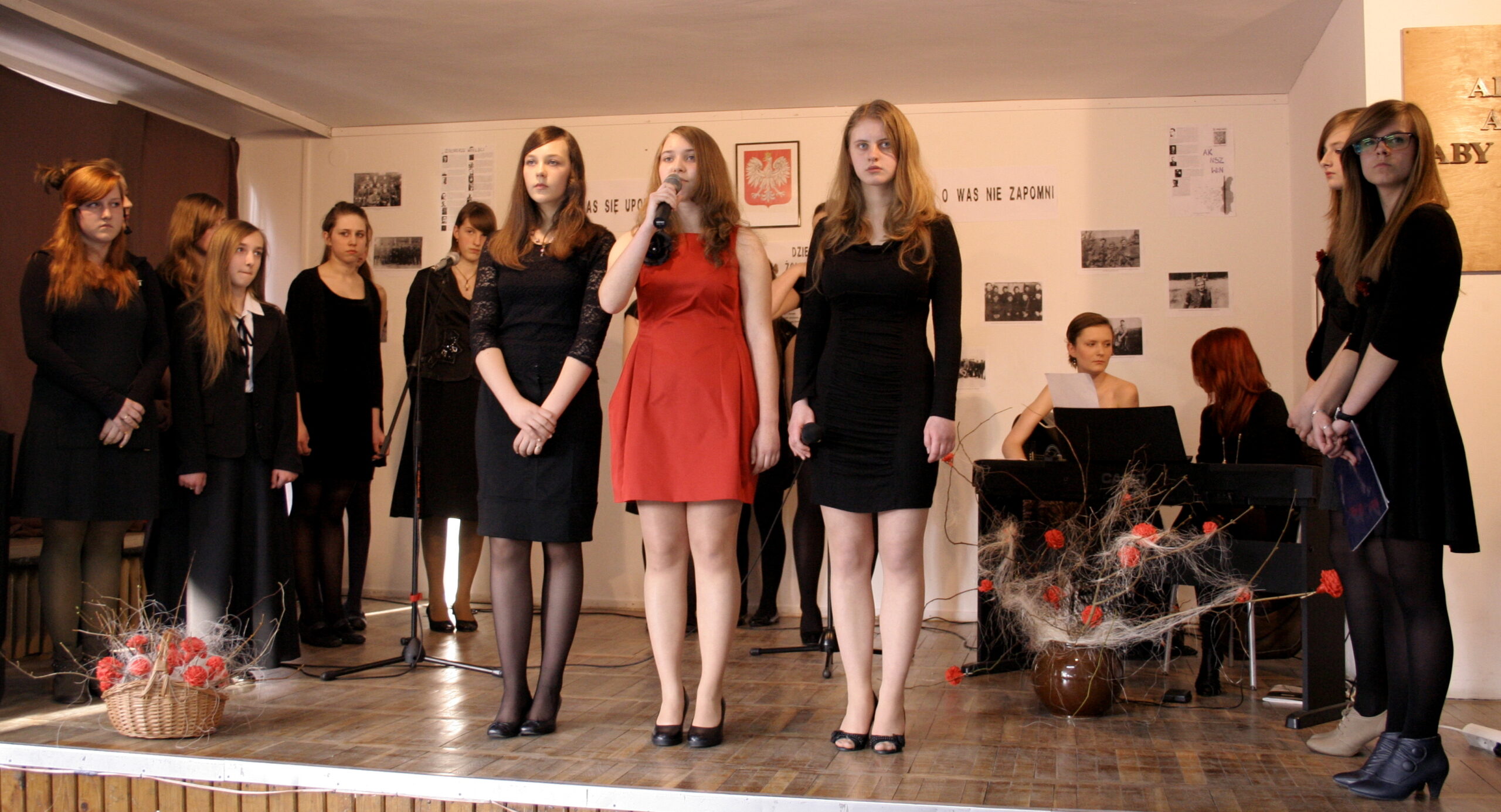 Zdjęcie z programu "Polska o Was nie zapomni. Polska o Was się upomni". Program poświęcony pamięci Żołnierzy Wyklętych (na zdjęciu od lewej: Katarzyna Jarecka, Karolina Sypniewska, Laura Graca-Dorociuk, Katarzyna Kumorek, Marta Lichaczewska, Dagmara Rajtar, Katarzyna Patalas, Agnieszka Barnaś, Matylda Grzywacz; przy pianinie: Dominika Dawiec, Dagmara Bujak (fot. Edyta Sitarz)