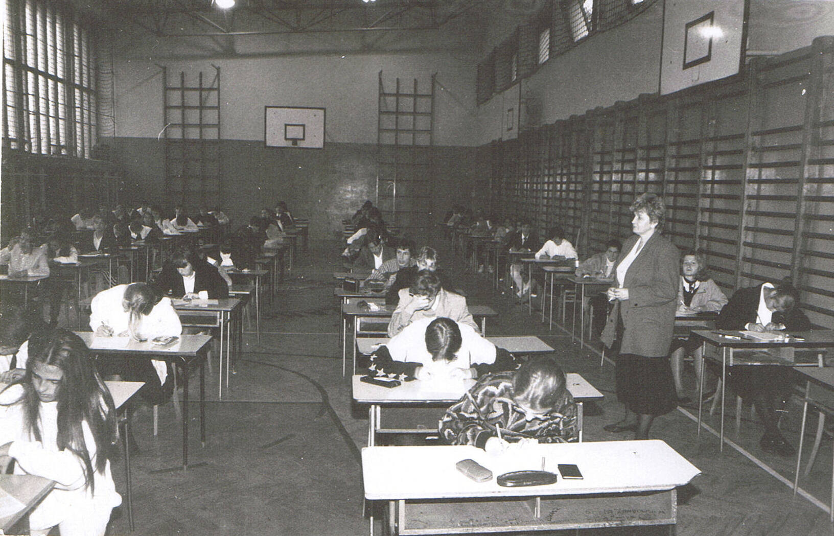 Egzamin wstępny w 1993 r. - sala gimnastyczna, nadzoruje prof. Maria Majerczyk