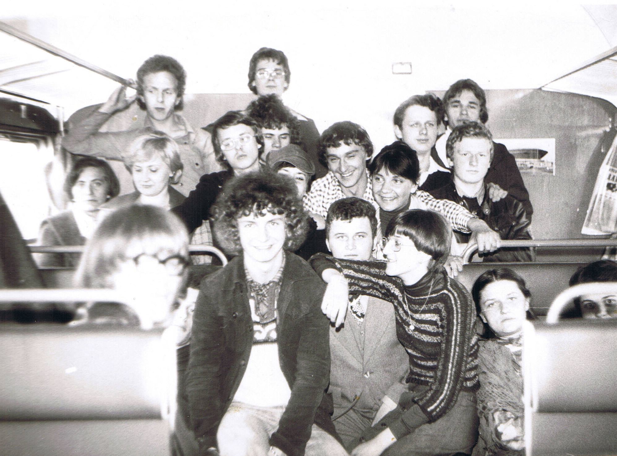 Klasa IV d - 3.04.1978, wycieczka do Krakowa. Z lewej przy oknie siedzi prof.Grażyna Posadzka, obok prof. Maria Majerczyk