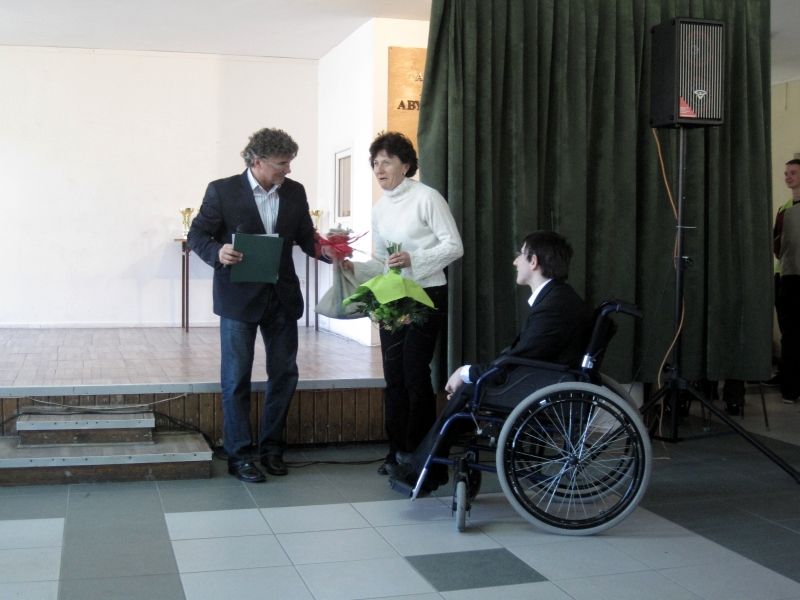 Paweł_Rusnak_odbiera_dar_pieniężny_zebrany_przez_młodzież