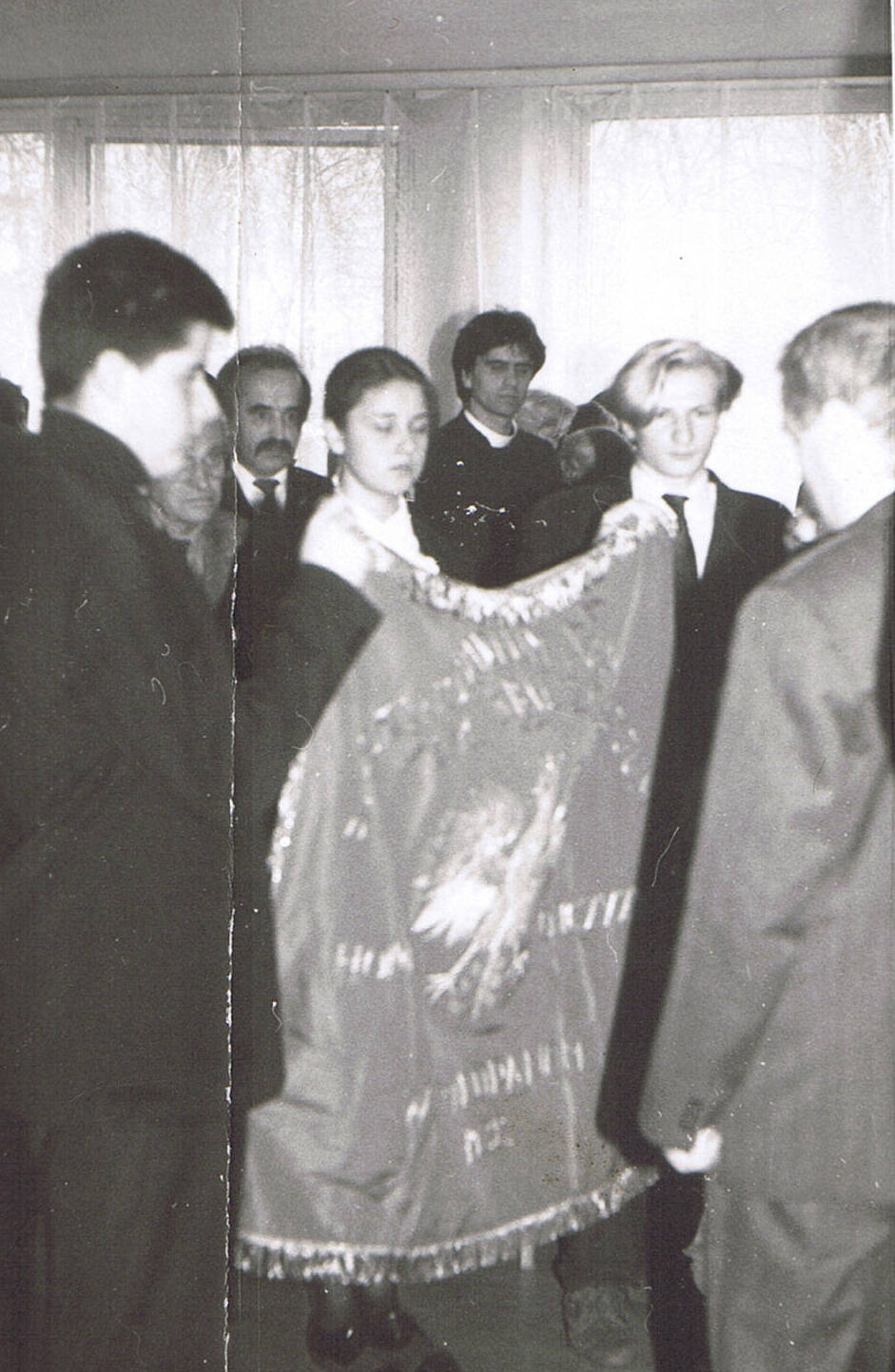 Przekazanie starego sztandaru przez proboszcza Stanisława Olszówkę-1