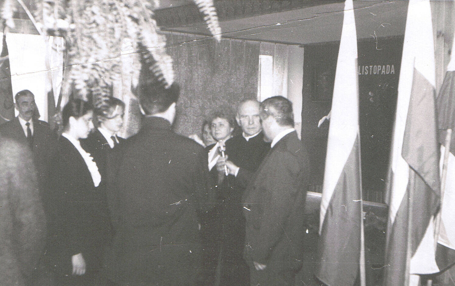 Przekazanie starego sztandaru przez proboszcza Stanisława Olszówkę