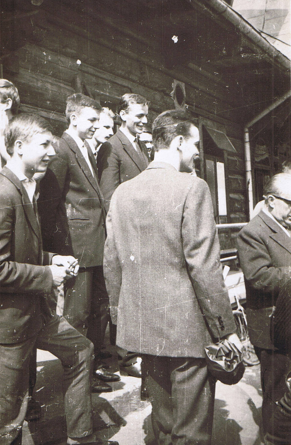 Rocznik 1962 - od lewej: Janusz Zielonacki, Krzysztof Cybulski, Andrzej Dereziński, po prawej dyr. Jan Gorecki, tyłem Jacek Łukasik - pierwsza klasa prof. Henryki Kominko