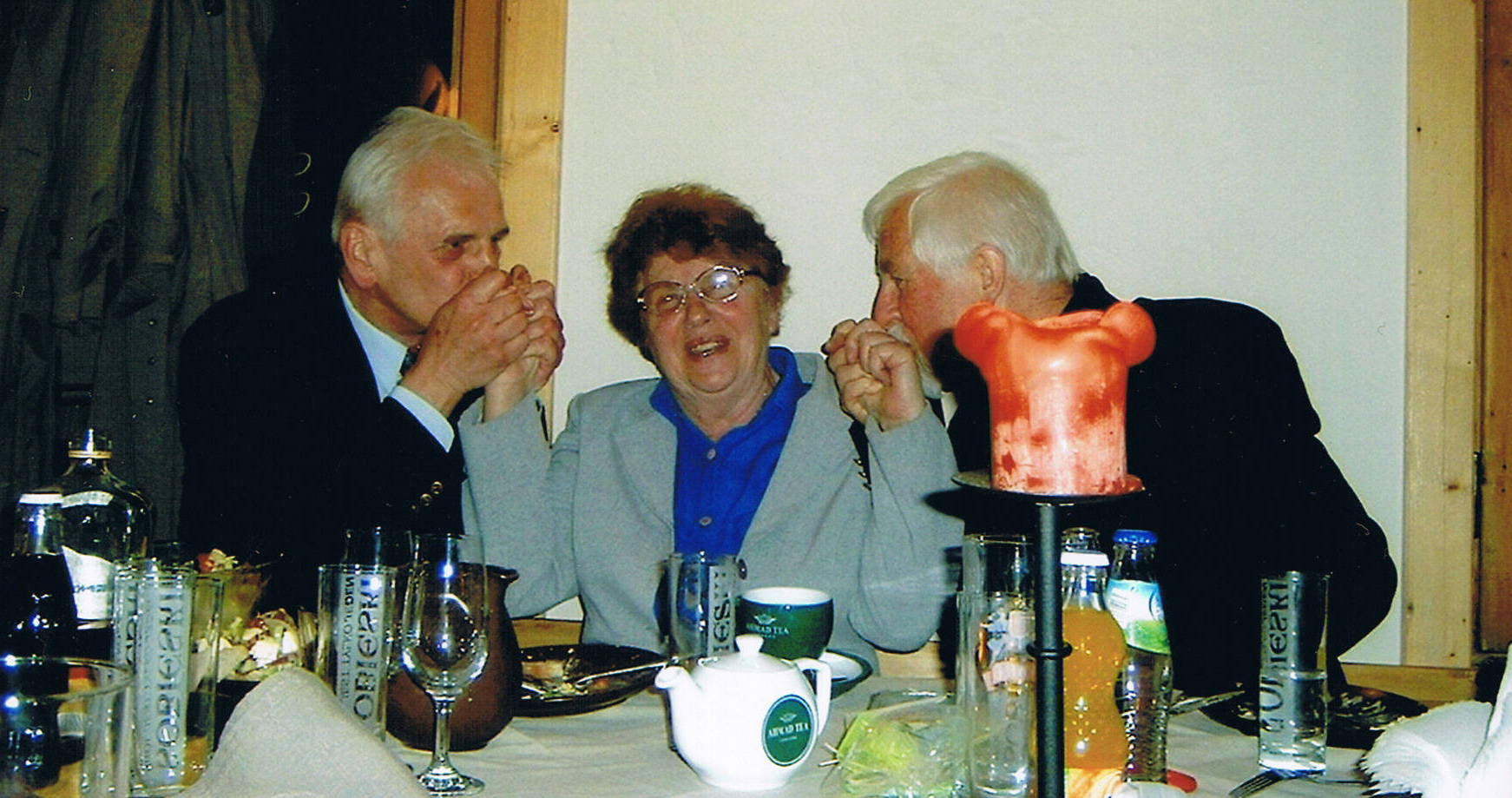 Rocznik 1966 - 30-lecie matury, z lewej Kazimierz Podlaski, w środku prof. Henryka Kominko, z prawej Kazimierz Korzeniowski