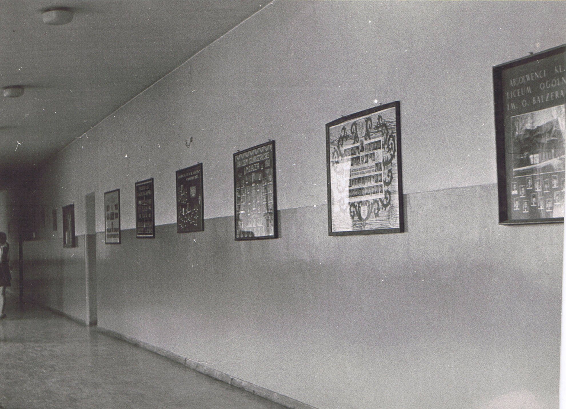 Stare tabla na korytarzu szkolnym