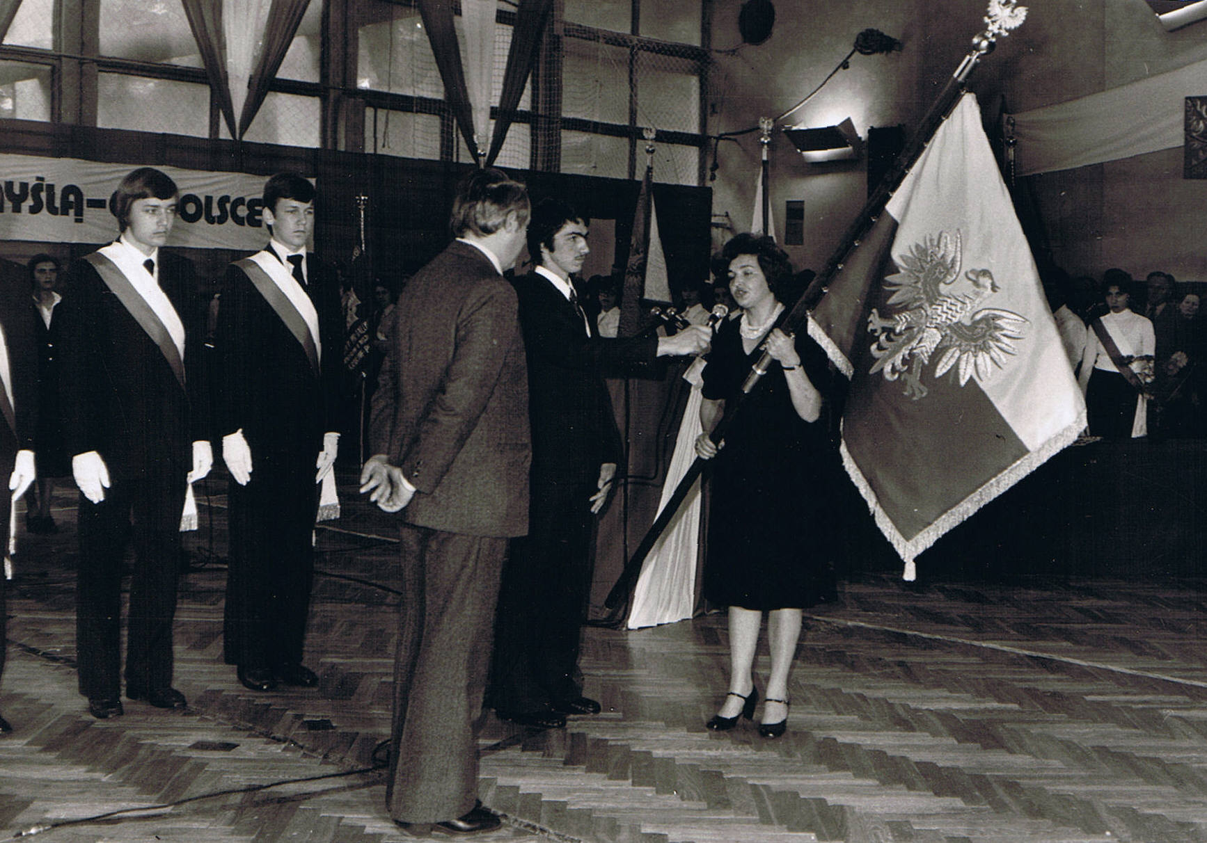 Wręczenie nowego sztandaru dyrektor Marii Riemen