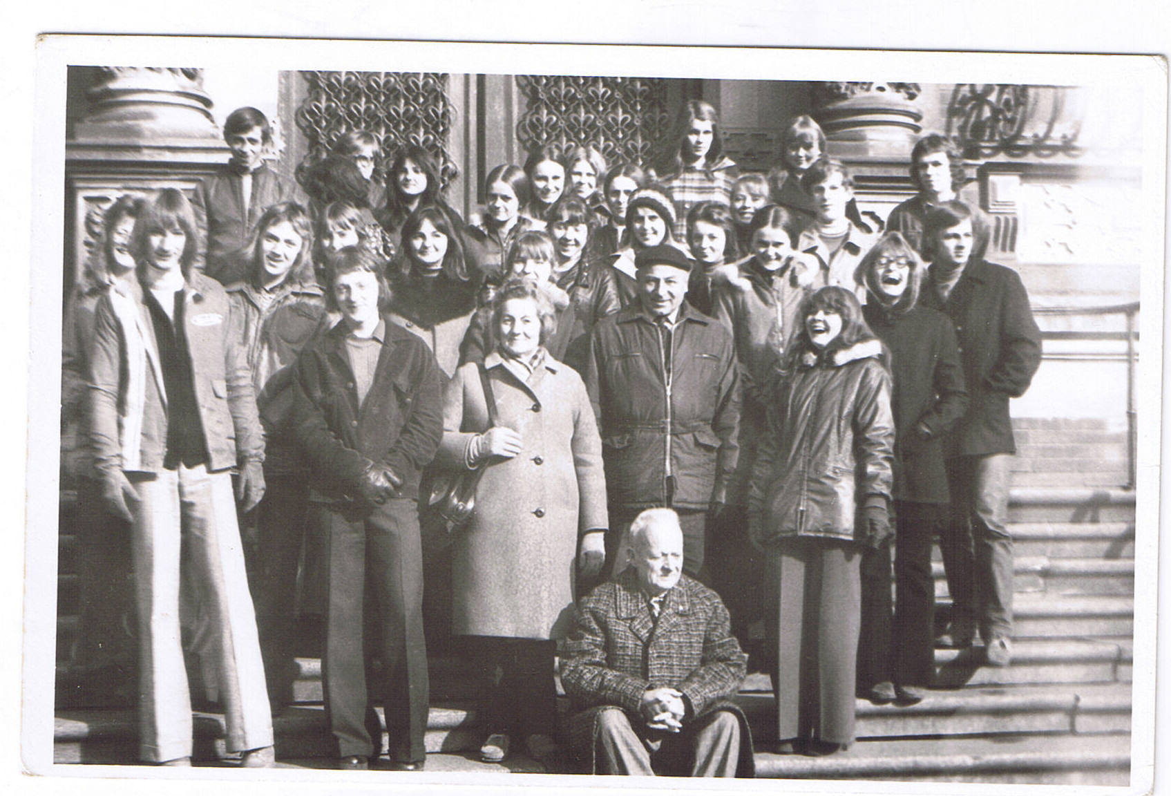 Wycieczka klasowa_Wrocław 1973- w pierwszym rzędzie stoi prof. Paweł Lassota (w berecie), obok prof. Maria Galica (wych.), siedzi prof. Stanisław Maciaszek_kl, D