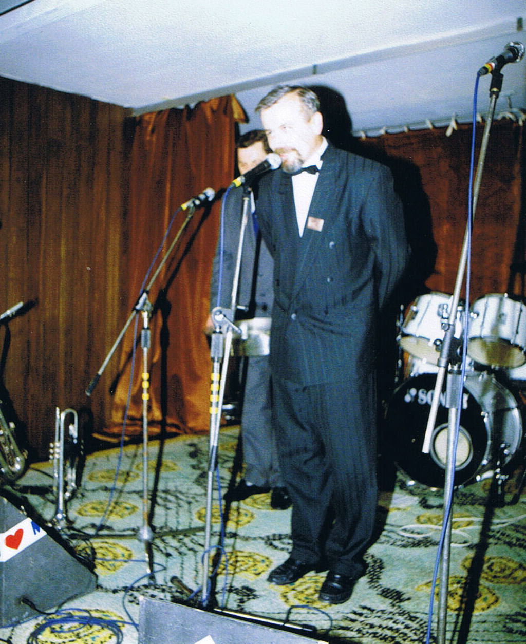 Dyrektor Zbigniew Szeliga wita gości na Balu Absolwentów. 10.10.1992 r. (fot. arch. Zbigniew Szeligi)