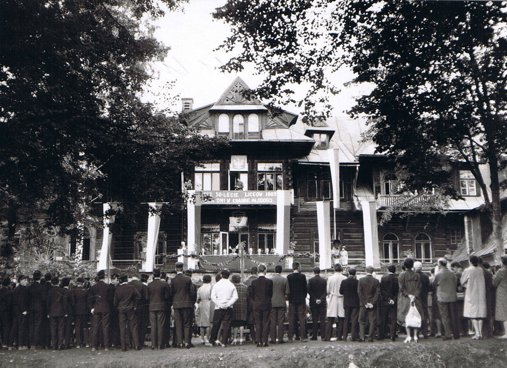 50-lecie LO. Uczniowie i absolwenci przed budynkiem szkoły. (fot. R. Serafin)