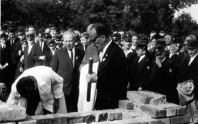 50-lecie LO. Wmurowanie aktu erekcyjnego pod nowy budynek szkoły_1 (fot. R. Serafin)