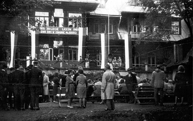 50-lecie LO. Przed budynkiem szkoły