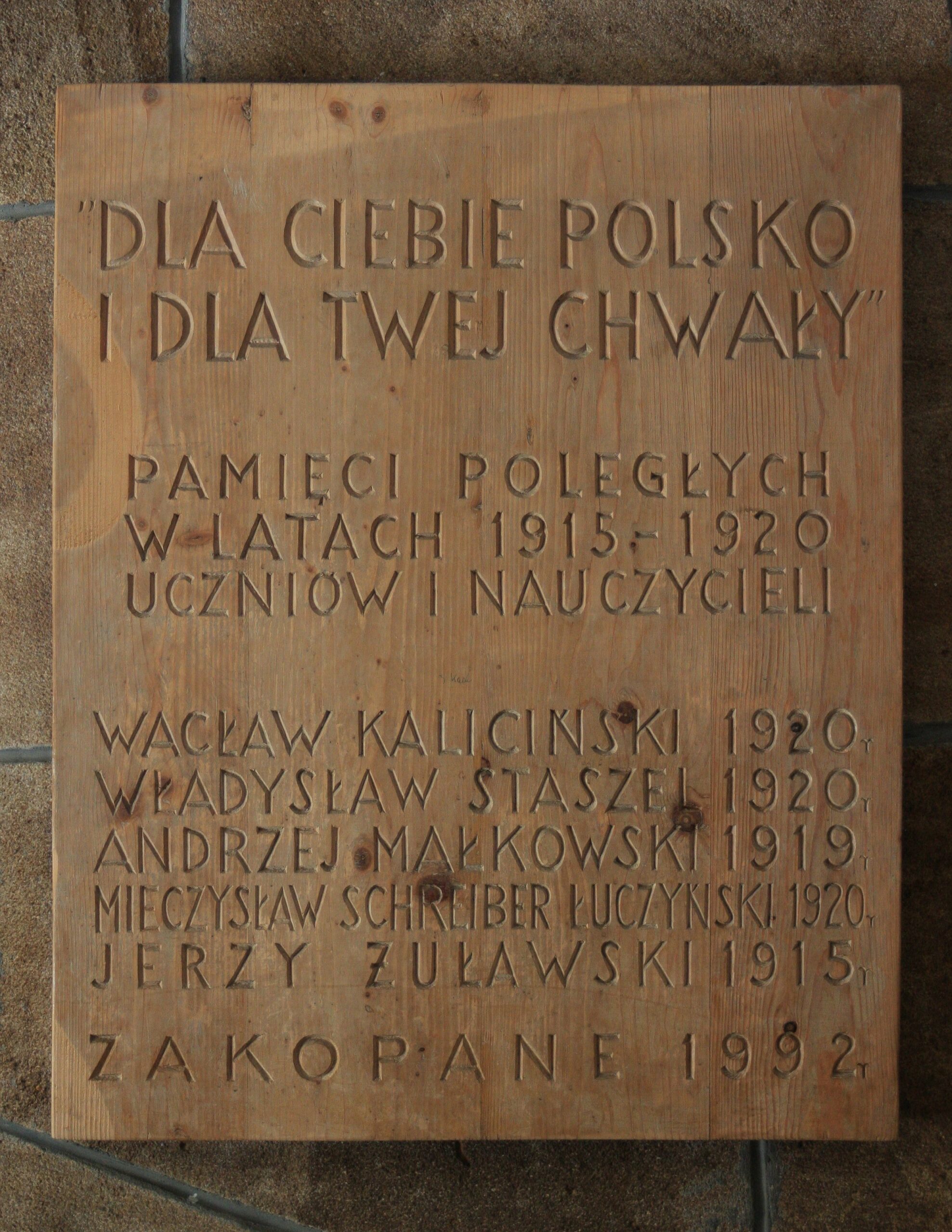 Tablica upamiętniająca ważne wydarzenia z historii Liceum-ufundowana przez Lesława Dalla-znajduje się w przedsionku szkoły