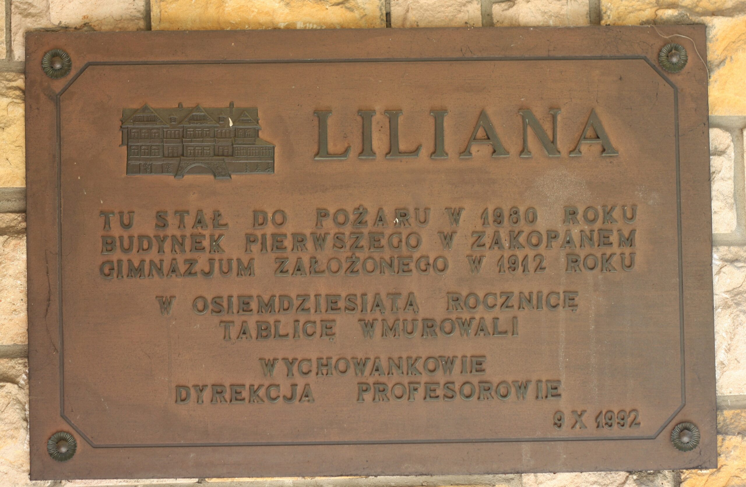 Tablica umieszczona na miejscu starego budynku Liliany
