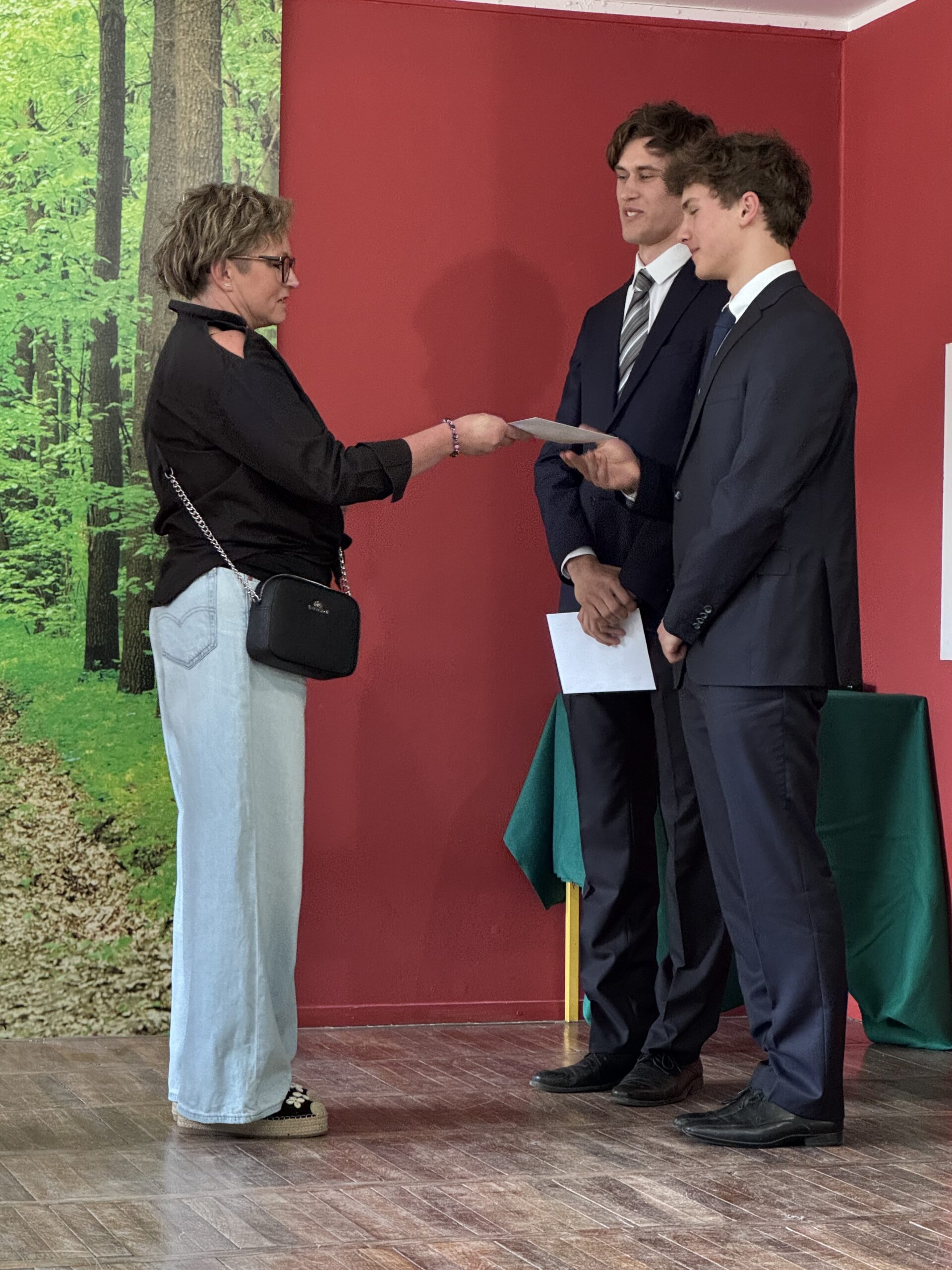 09-właścicielka stołówki szkolnej "Prymus" wręcza nagrody szkolnym prymusom