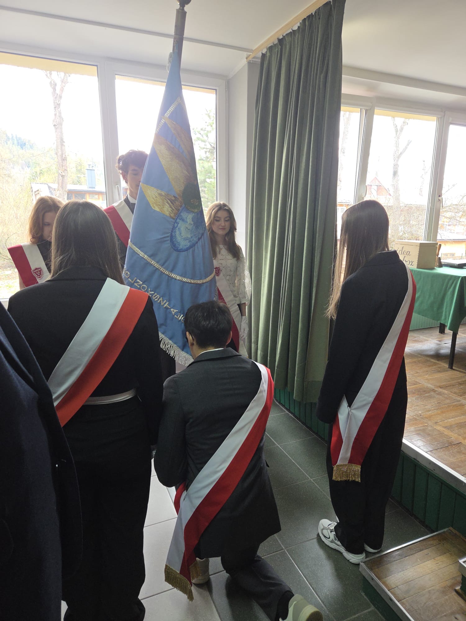 01-przekazanie sztandaru Szkoły przez maturzystów klasom trzecim