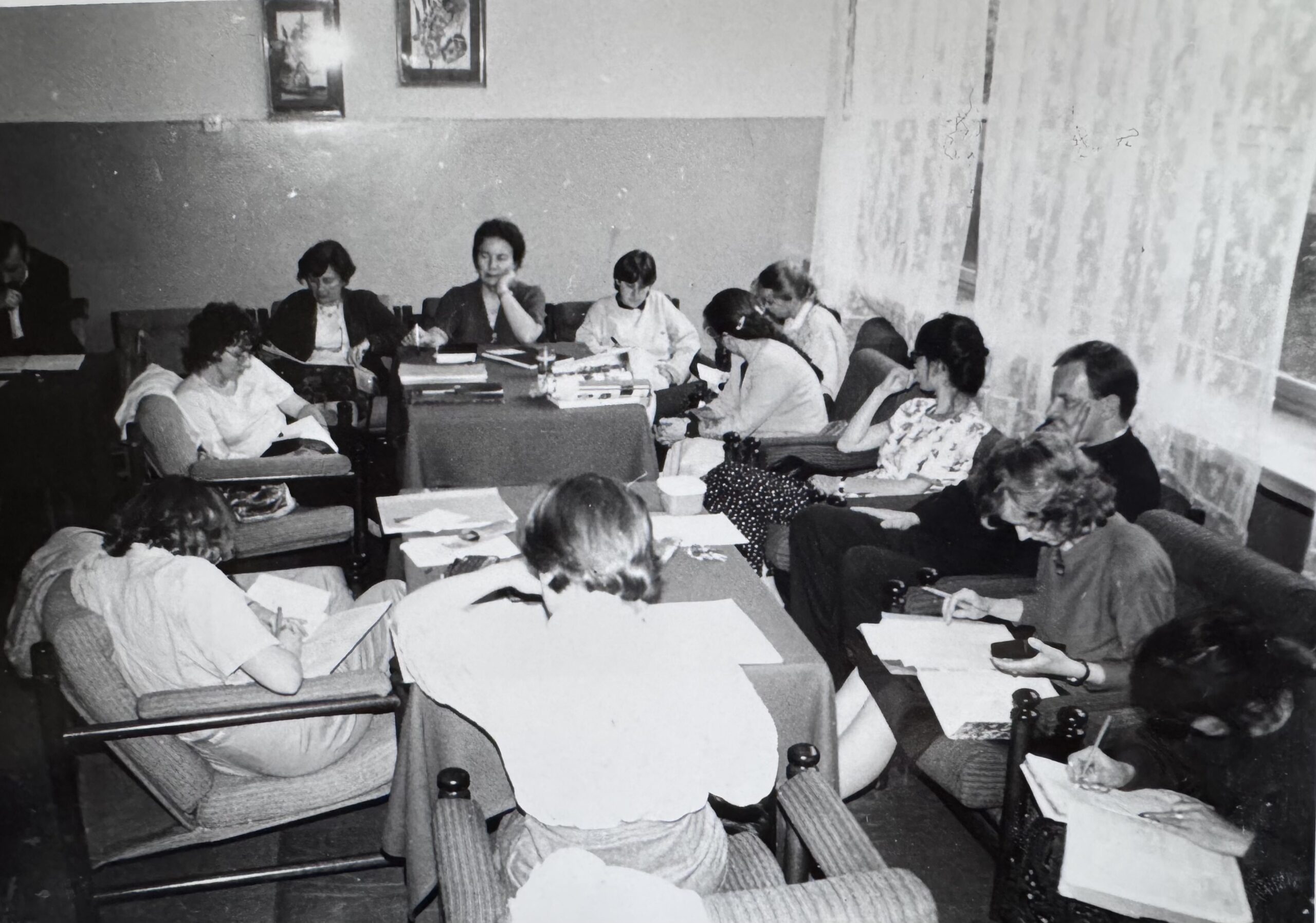 Rada Pedagogiczna 1992 r. Od prawej: Stanisława Daszkiewicz, Irena Mozdyniewicz, ks. Stanisław Basista, Małgorzata Szczygieł, Danuta Balcerzyk, Marta Zawiło, Marta Prus-Ciołek, Stanisława Słaboń, Urszula Sterczyńska, Dorota Siwik-Górecka, Elżbieta Ustupska