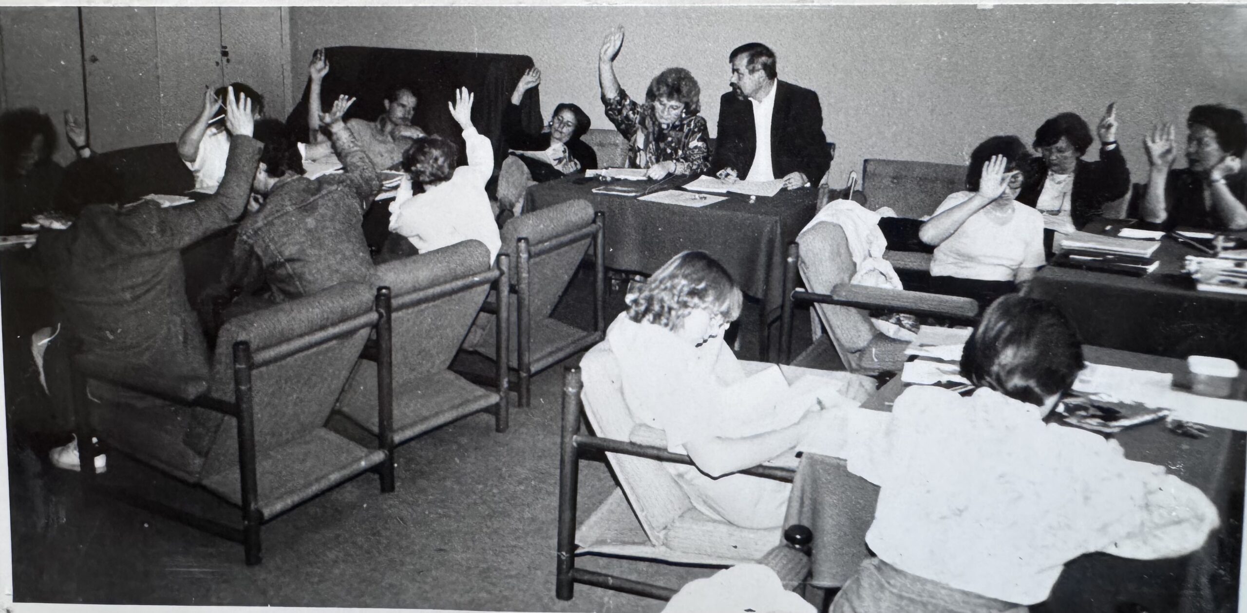 Rada Pedagogiczna 1992 r. Od prawej: Elżbieta Ustupska (tyłem), Dorota Siwik-Górecka, Urszula Bukowska, Urszula Sterczyńska, Stanisława Słaboń, dyr. Zbigniew Szeliga, wicedyr. Maria Majerczyk, Stanisława Łukaszczyk, Wojsław Lichaczewski, Liliana Czerwińska, Jadwiga Marchewka, Franciszek Świętek (tyłem), Zbigniew Grzywacz (tyłem) Bożena Piwowarczyk (tyłem)