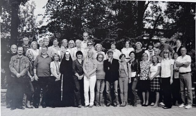 Grono nauczycielskie I LO im. Oswalda Balzera w roku 2012. Pierwszy rząd od lewej: W. Osiński, Z. Grzywacz, I. Majerczyk-Krzemińska, M. Słowik, A. Grzywacz, s. K. Kalemba, A. Schwenk, A. Rój-Świerczek, J. Marchewka. dyr. M. Donatowicz, W. Szymańska, A Piega, M. Gładoch, M. Borkowska, W. Lichaczewski, K. Wieteska, D. Siwik-Górecka, F. Łojas. Drugi rząd: C. Pandora, M. Prus-Ciołek, M. Lewcun, E. Pawlikowska, B. Żarowska, M. Jędrzejowska-Filar, B. Fortuna, B. Piwowarczyk, P. Zięba, M. Koperska, D. Balcerzyk, A. Jasiorkowska, J. Strączek, M. Kois, R. Orawiec, W. Cachro, wicedyr. Z. Bodurka