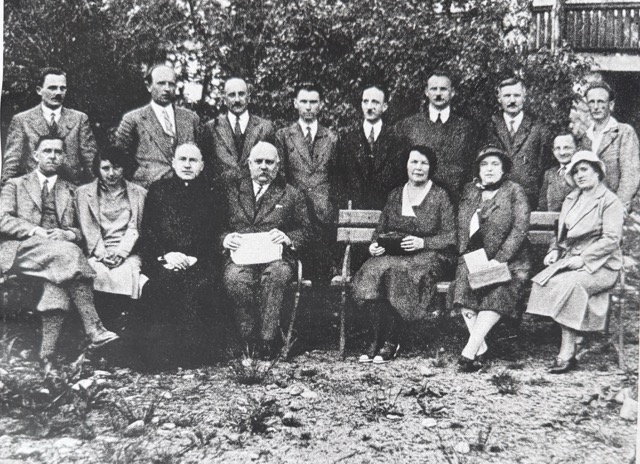 Grono nauczycielskie Państwowego Gimnazjum w roku szkolnym 1932/33. Siedzą od lewej: B. Cichocki, H. Płoszajówna, ks. J. Winkowski, dyr. S. Turowski, R. Badylakowa, A. Skarbińska-Chudzikiewiczowa, J. Hełm-Pirgowa. Stoją od lewej: T. Szumański, W. Chudzikiewicz, R. Hahn, J. Bielawa, E. Swederus, W. Cepurski, J. Sędzimir, M. Małaszyński, J. Oczko