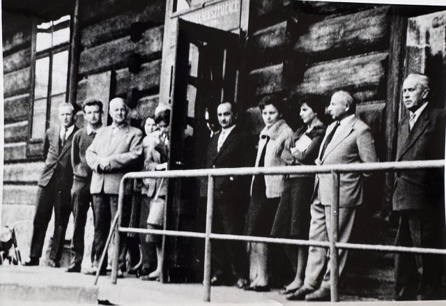 Grono nauczycielskie 1962-1966. Od prawej: dyr. Jan Gorecki, Paweł Lassota, Henryka Kominko, Stanisława Matera-Słaboń, Zygmunt Goetel, Walentyna Cereniewicz, Józef Cikowski, Janusz Pennar, Stanisław Słaboń
