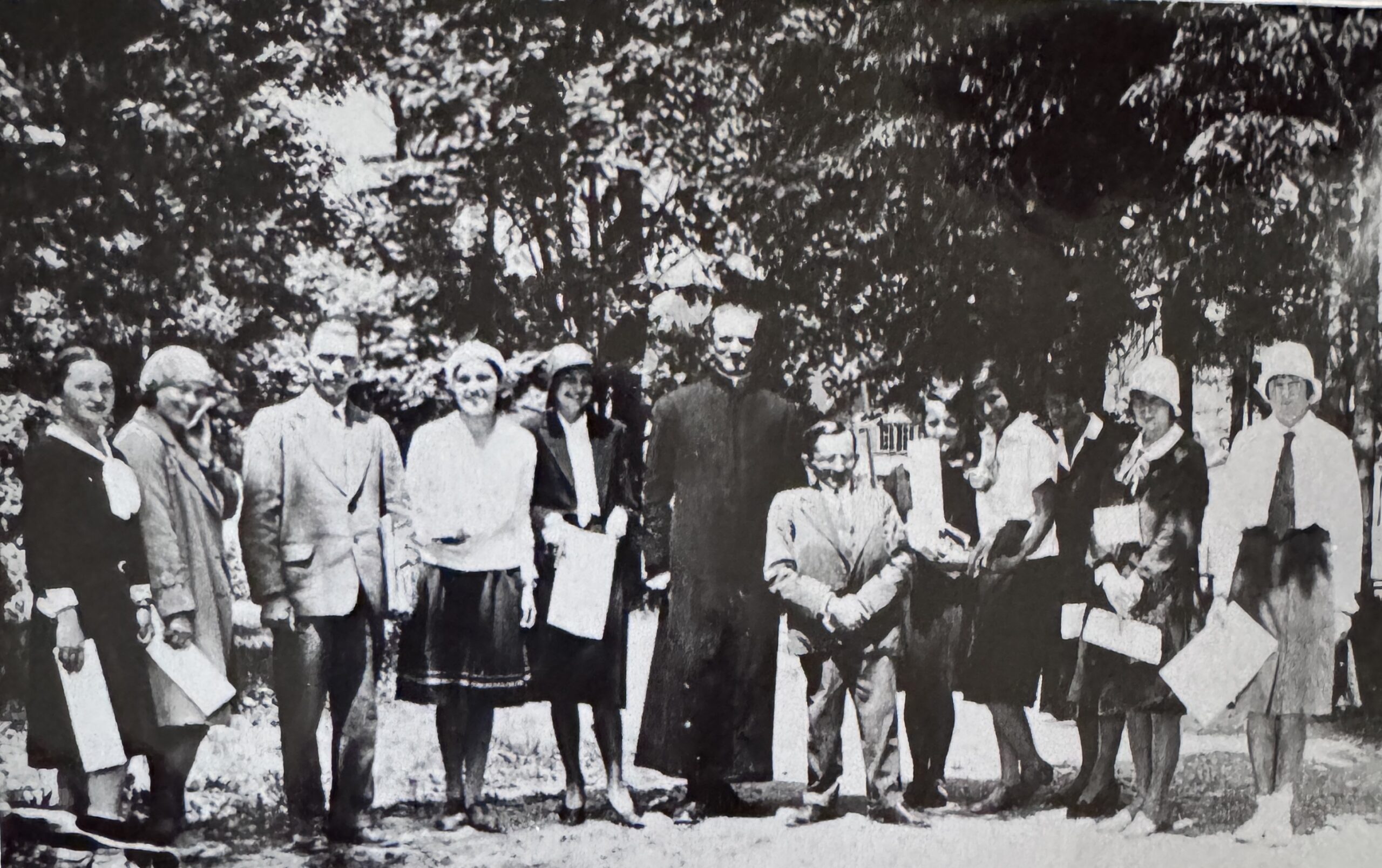 Od lewej: NN, NN, J. Bielawa, NN, NN, ks. Humpola, M. Małaszyński