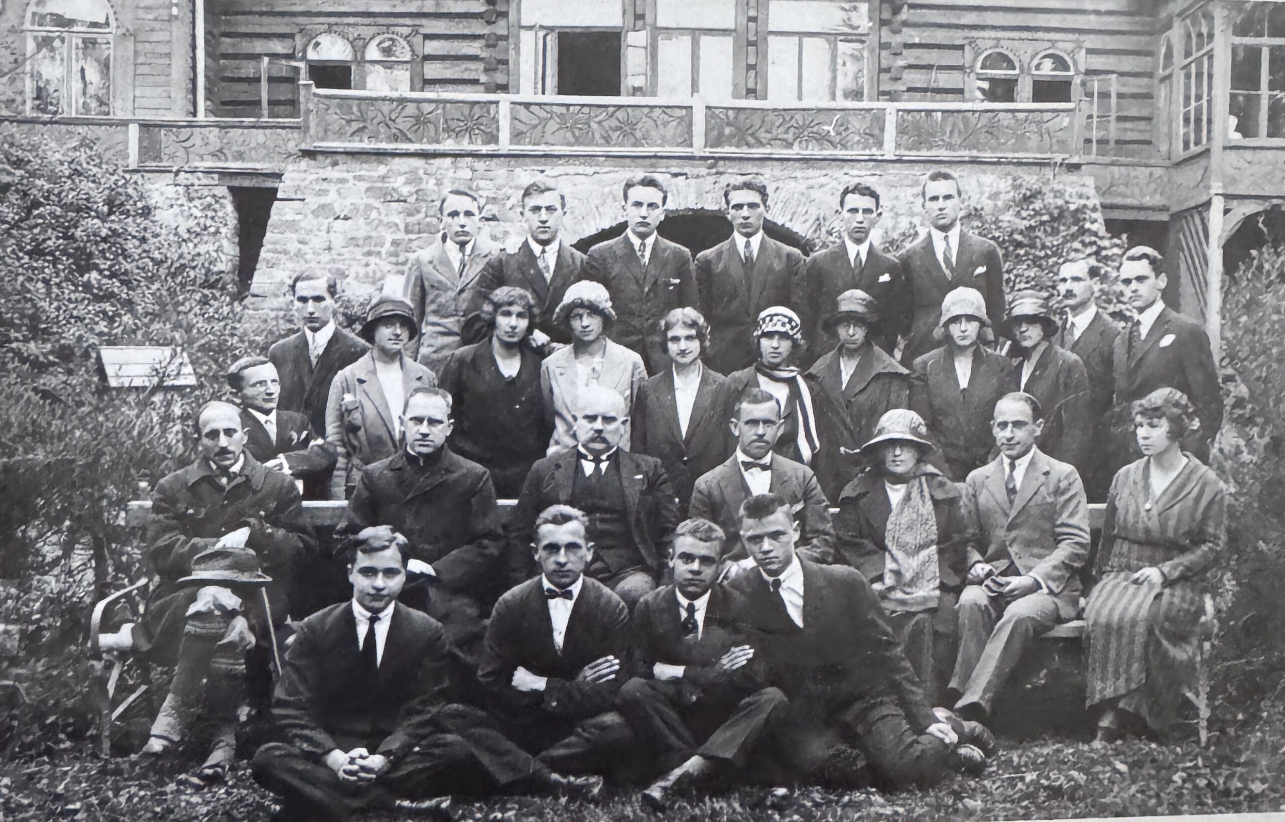 Matura rocznik 1924. Siedzą od lewej profesorowie: R. Hahn, ks. J. Winkowski, dyr. S. Turowski, B. Cichocki, A. Skarbińska, Z. Mirtyński, NN
