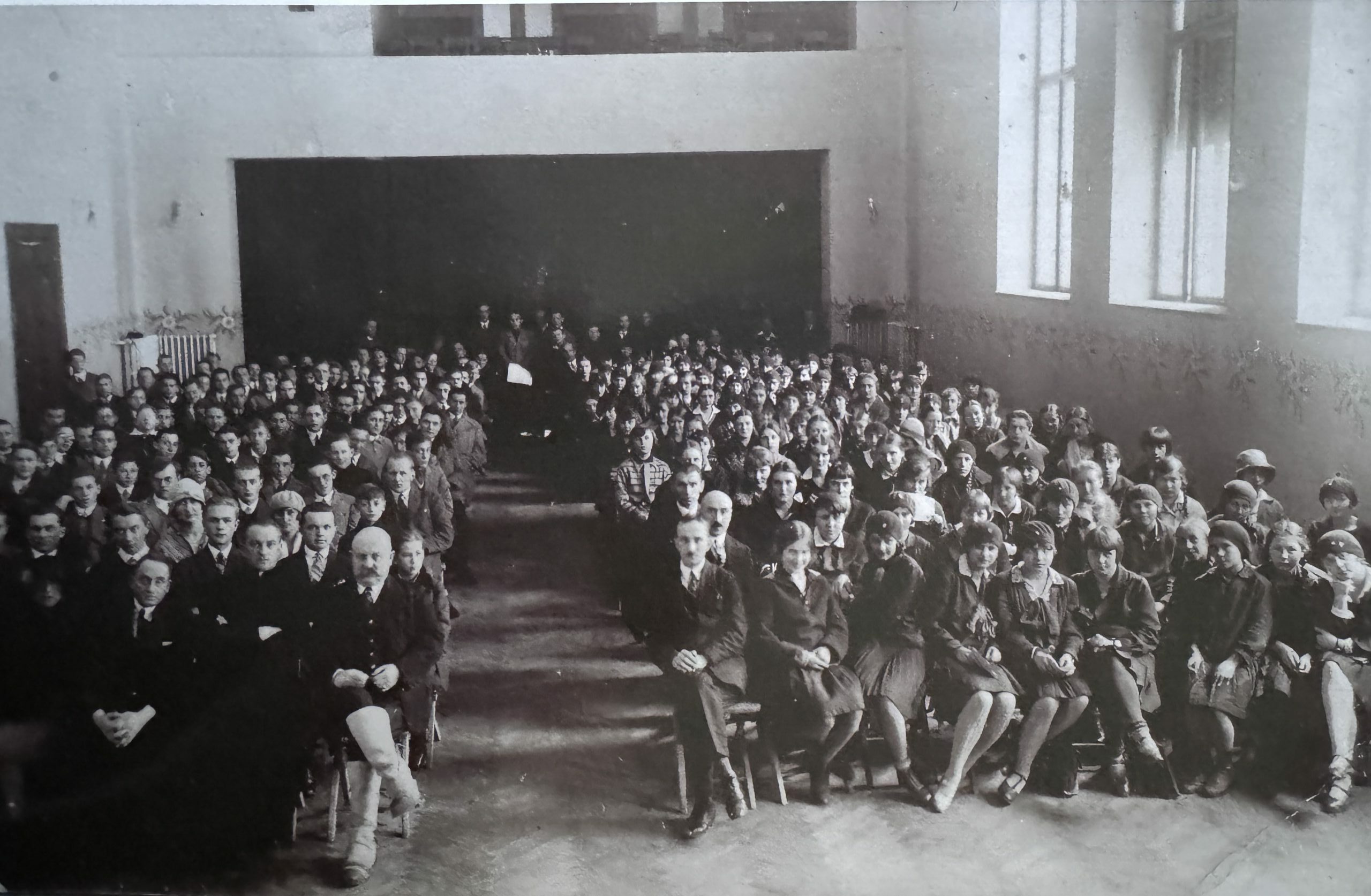 Po lewej stronie sali, pierwszy z prawej, dyrektor Stanisław Turowski (lata 1930.)