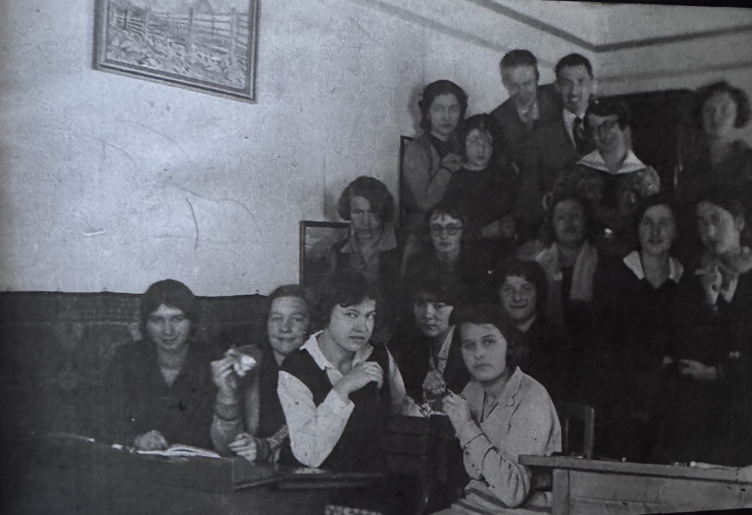 "Szarotka"-Gimnazjum im. Błogosławionego Ładysława z Gielniowa, Zakopane-jesień 1930 r. Klasa maturalna - u góry w okularach Krystyna Mariańska, z nią Romek Chrząstowski, najwyżej Zbyszek Rakowiecki
