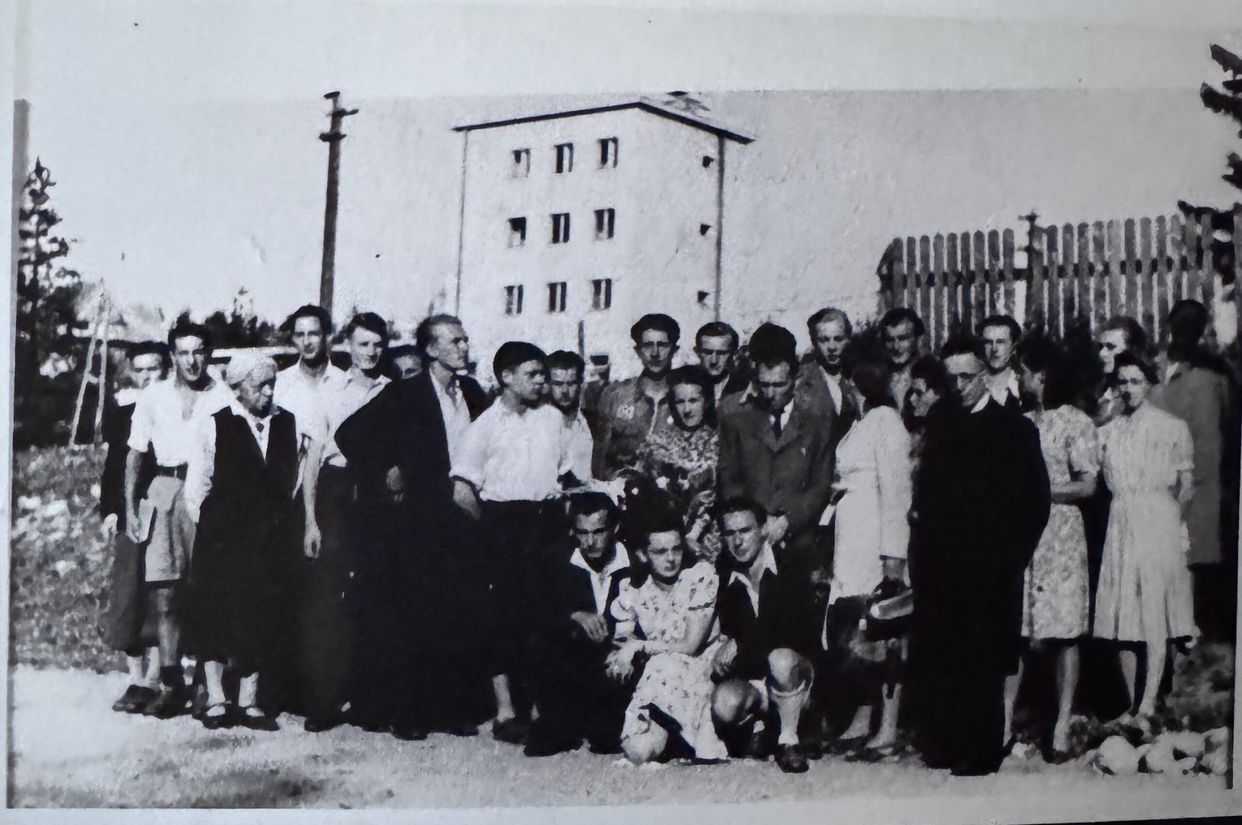 Matura (?) 1945 r. Za kucającymi od lewej nauczyciele: J. Boberowa, J. Bielawa, NN, ks. Z. Wiśniowski