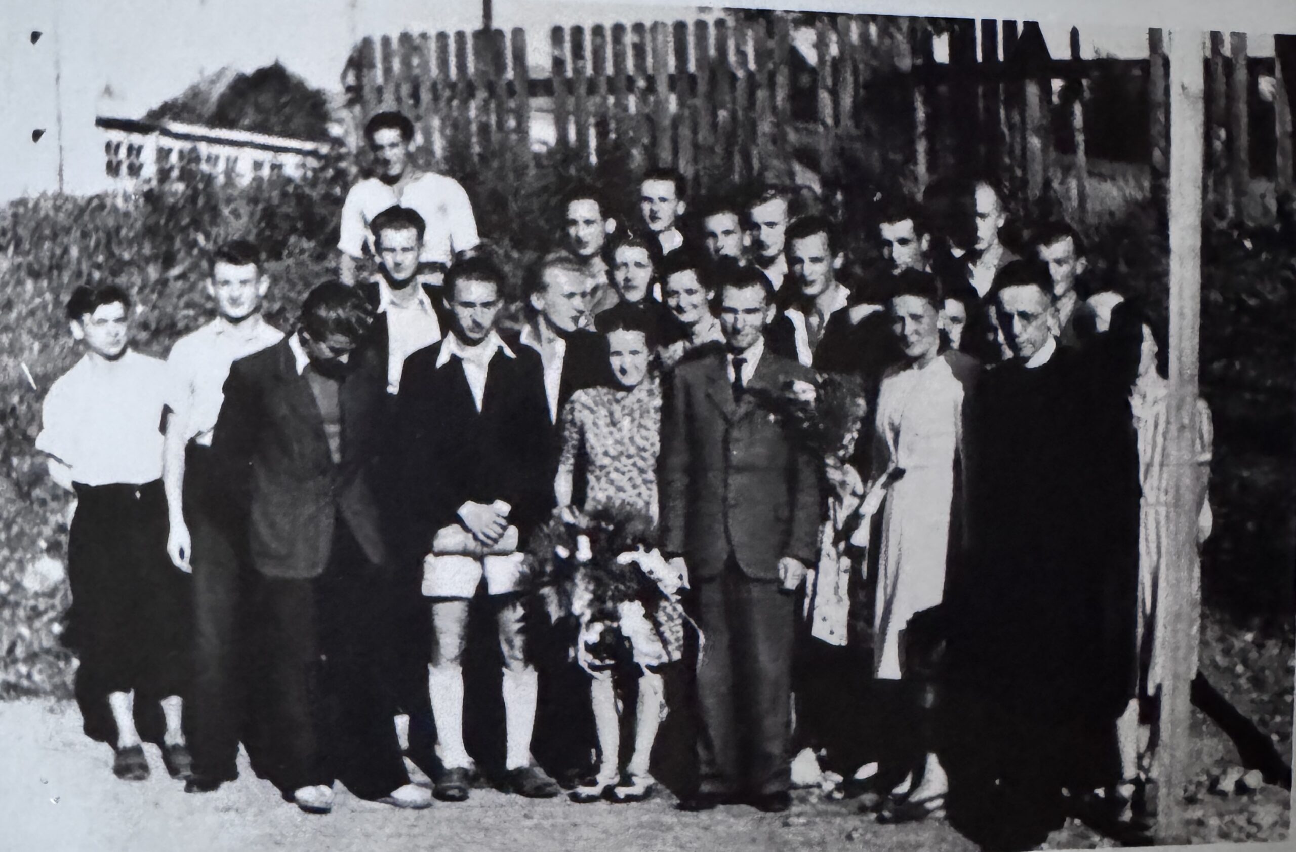 Matura (?) 1945 r. W środku od lewej nauczyciele: J. Boberowa, J. Bielawa, NN, ks. Z. Wiśniowski