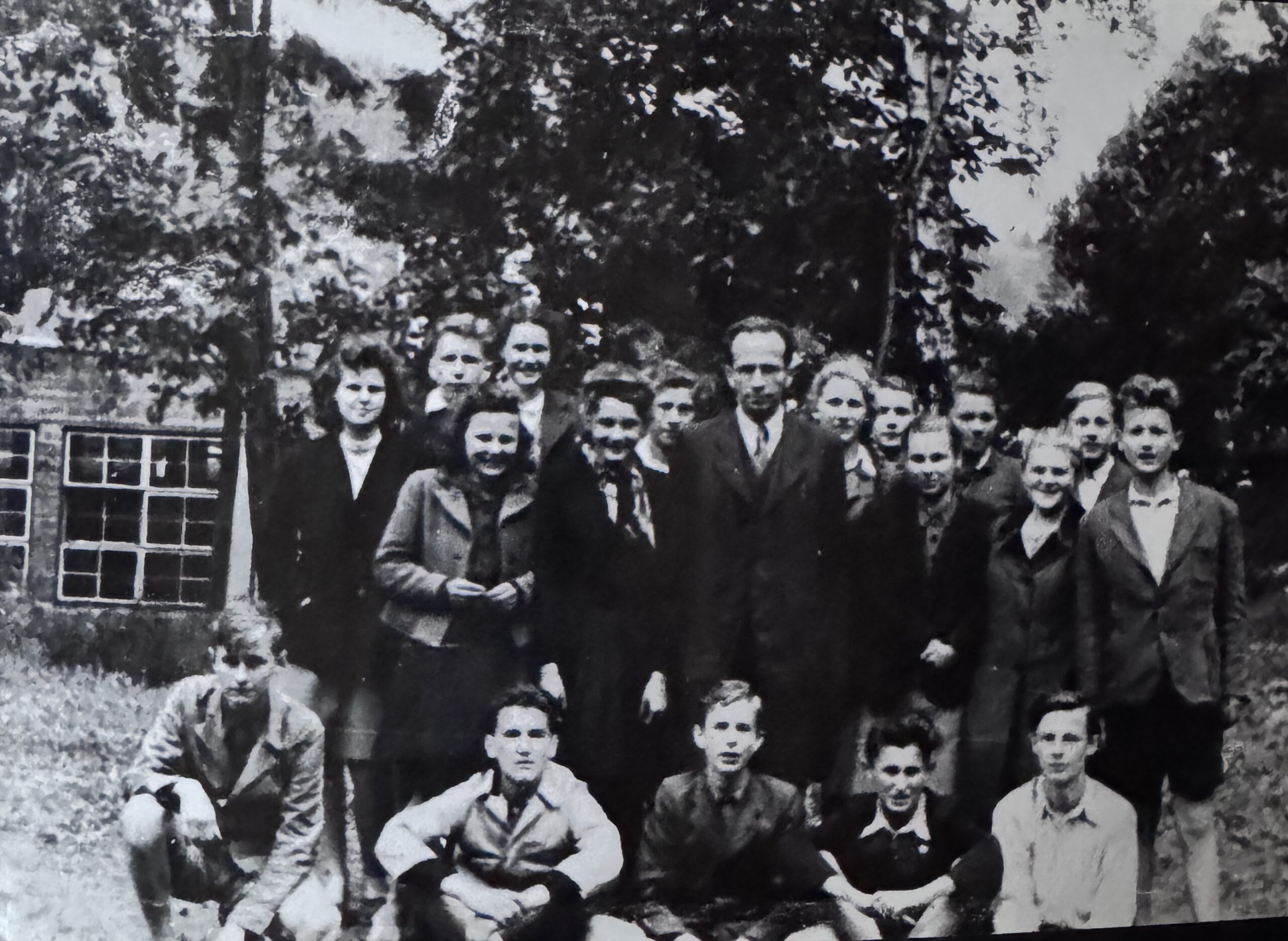 Klasa III a - 1945 rok. Siedzą od lewej: Andrzej Szomański, Karol Stablewski, Jacek Marecki, Jerzy Boniecki, Krzysztof Hirszel. Stoją od lewej: Izabela Zborowska, Andrzej Pędzimąż, Krystyna Wimmer, Renata Palaskovich, Irena Nowakowska, Ilona Baranowska, dyr. H. Sędziwy, Maria Pawłowska, Jan Kowalski, Anna Neuman, Maria Stopczyk, Jadwiga Kwiatkowska, Zbigniew Rubinowski, Andrzej Augustynek