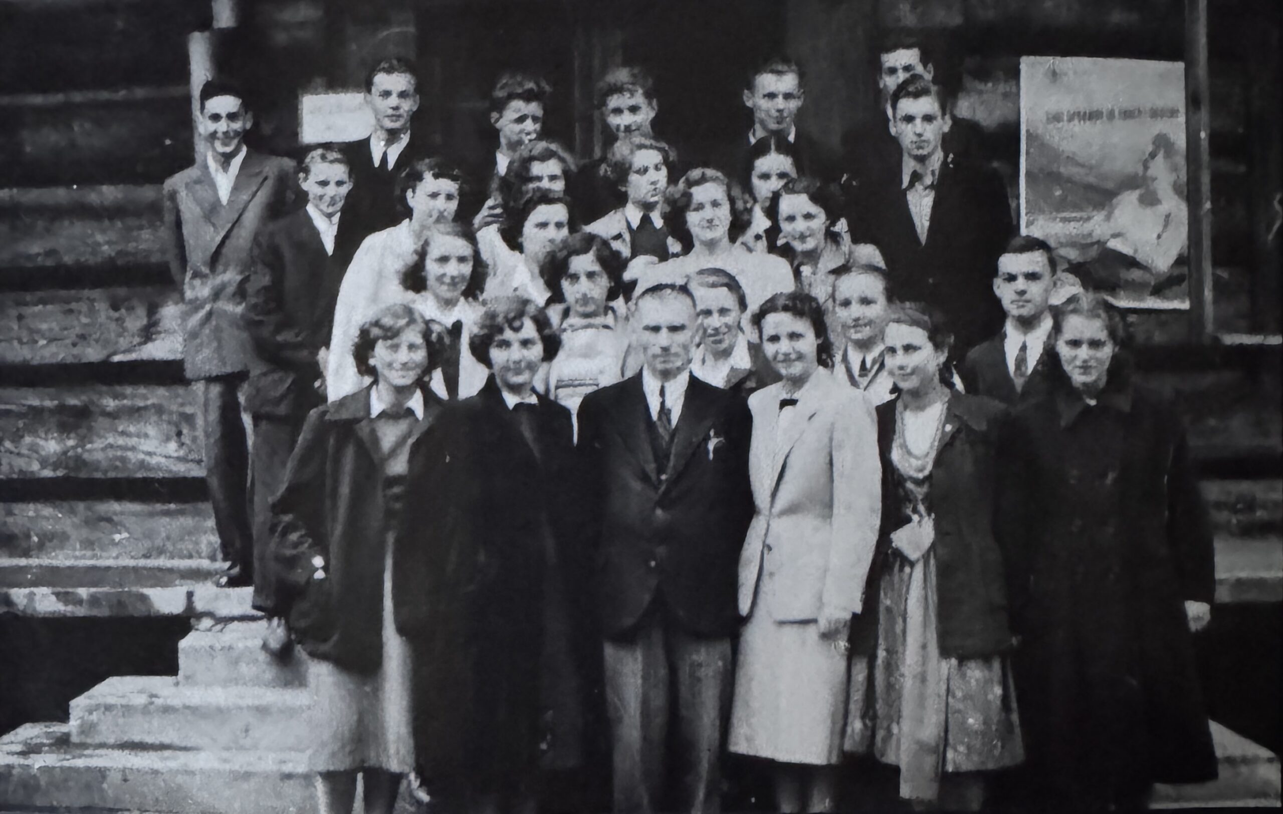 Matura 1952 r. - klasa XI a z prof. Józefem Bielawą