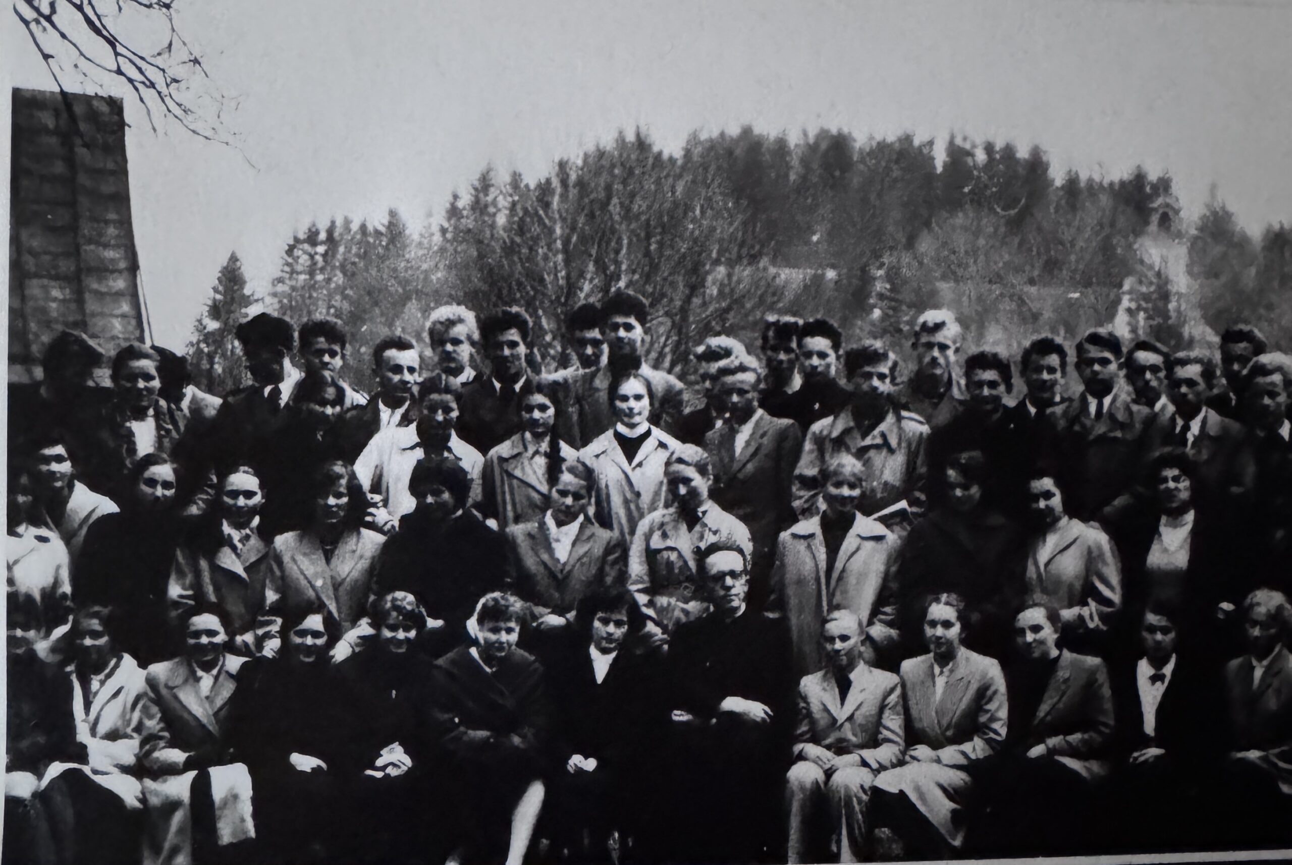 Klasa XI a i b - matura 1956 r., w środku ks. Z. Wiśniowski (fot. "Pro-arte)