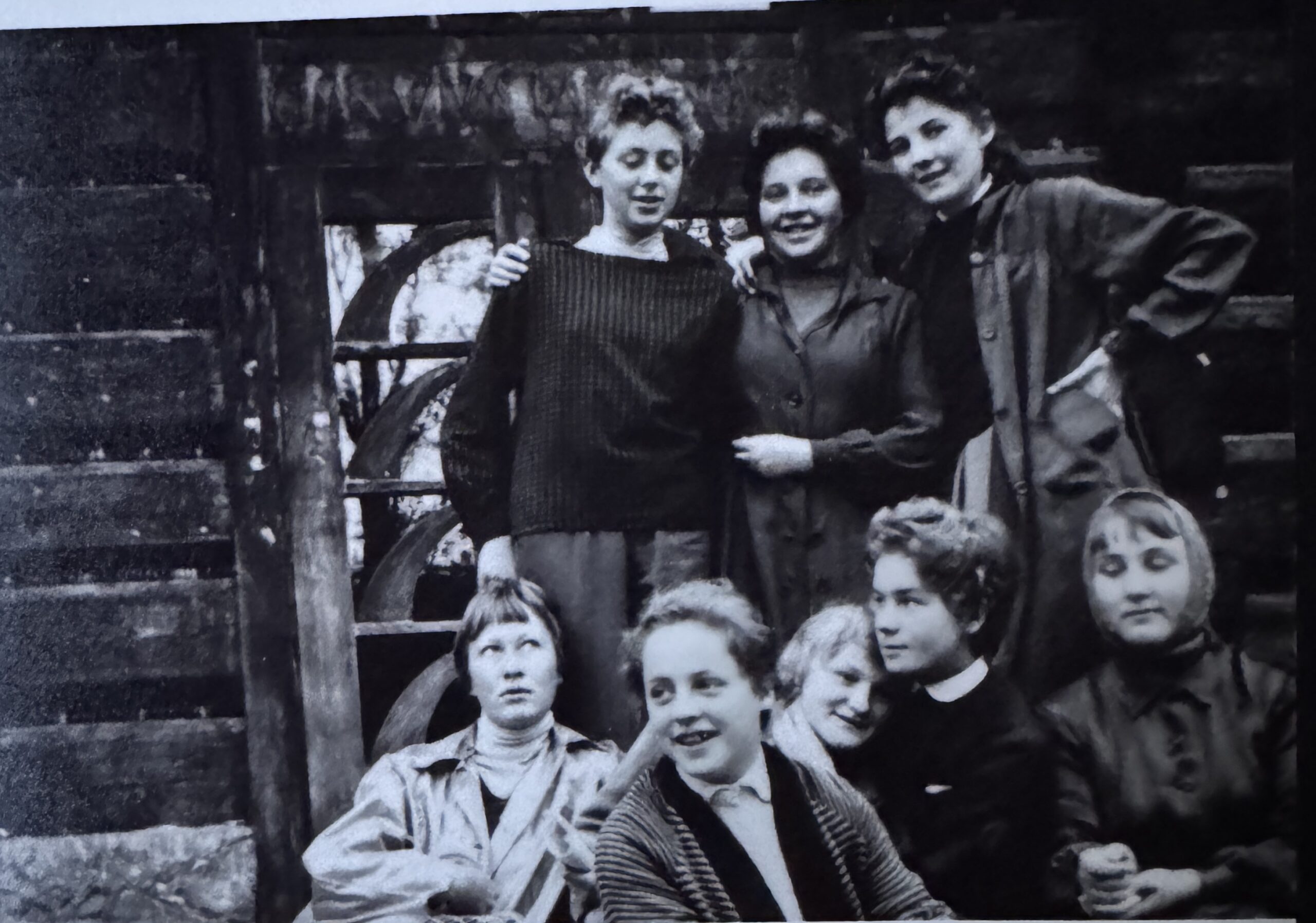 Zbiórka przed szkołą, klasa XI b - rocznik 1959