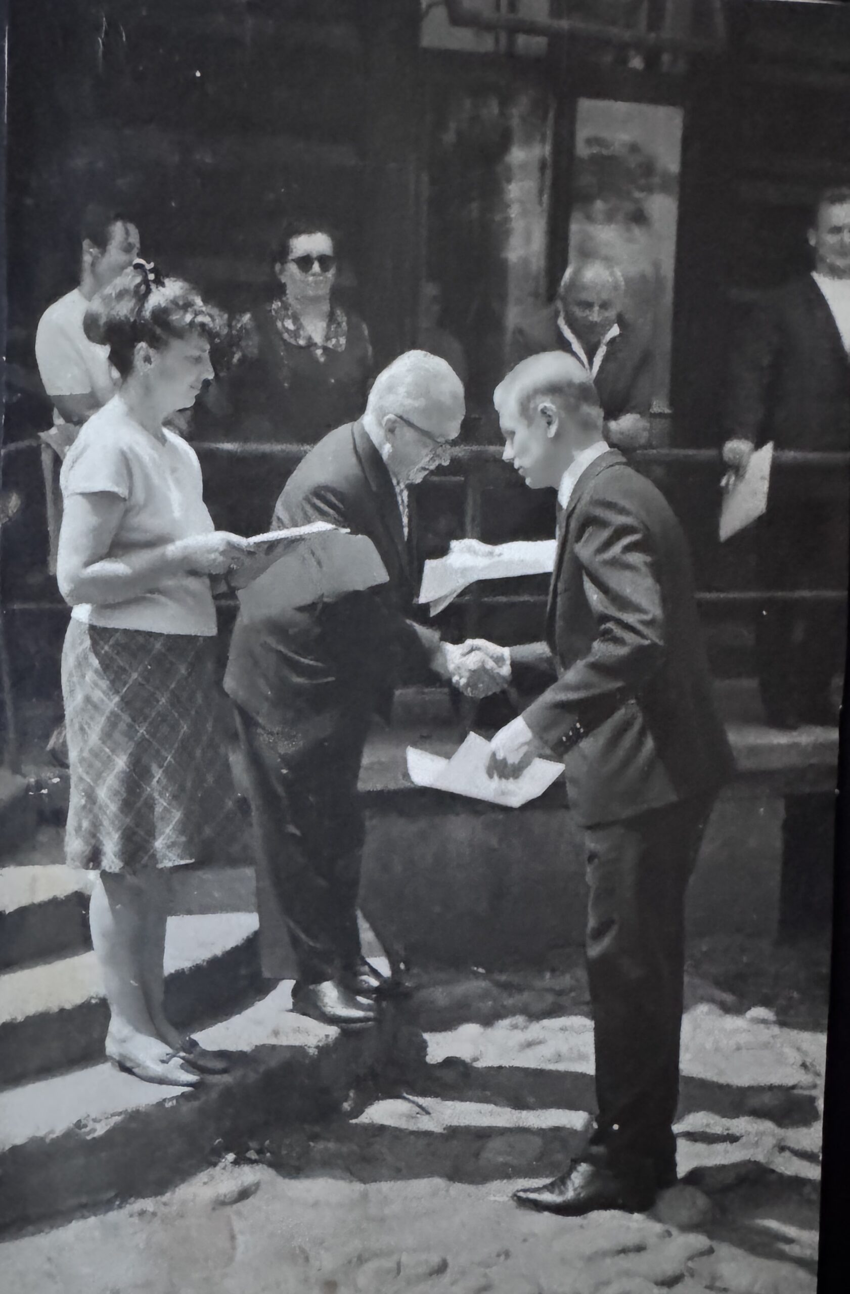 1960-1969. Dyrektor Jan Gorecki wręcza nagrodę przy zakończeniu roku szkolnego