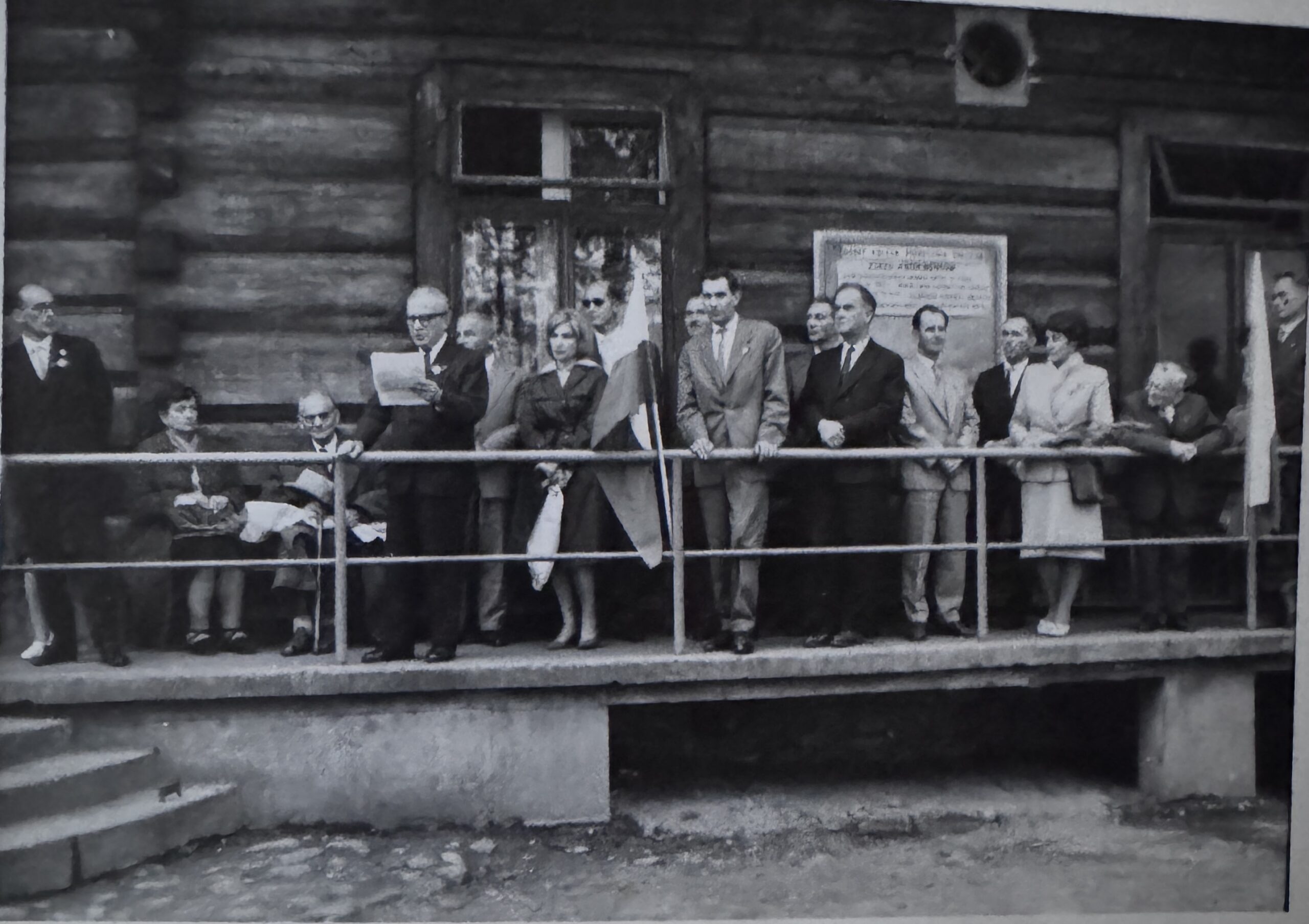 Zjazd absolwentów 1962 r. Drugi od prawej Michał Małaszyński. Przy fladze z lewej strony Maria Jakubczak.