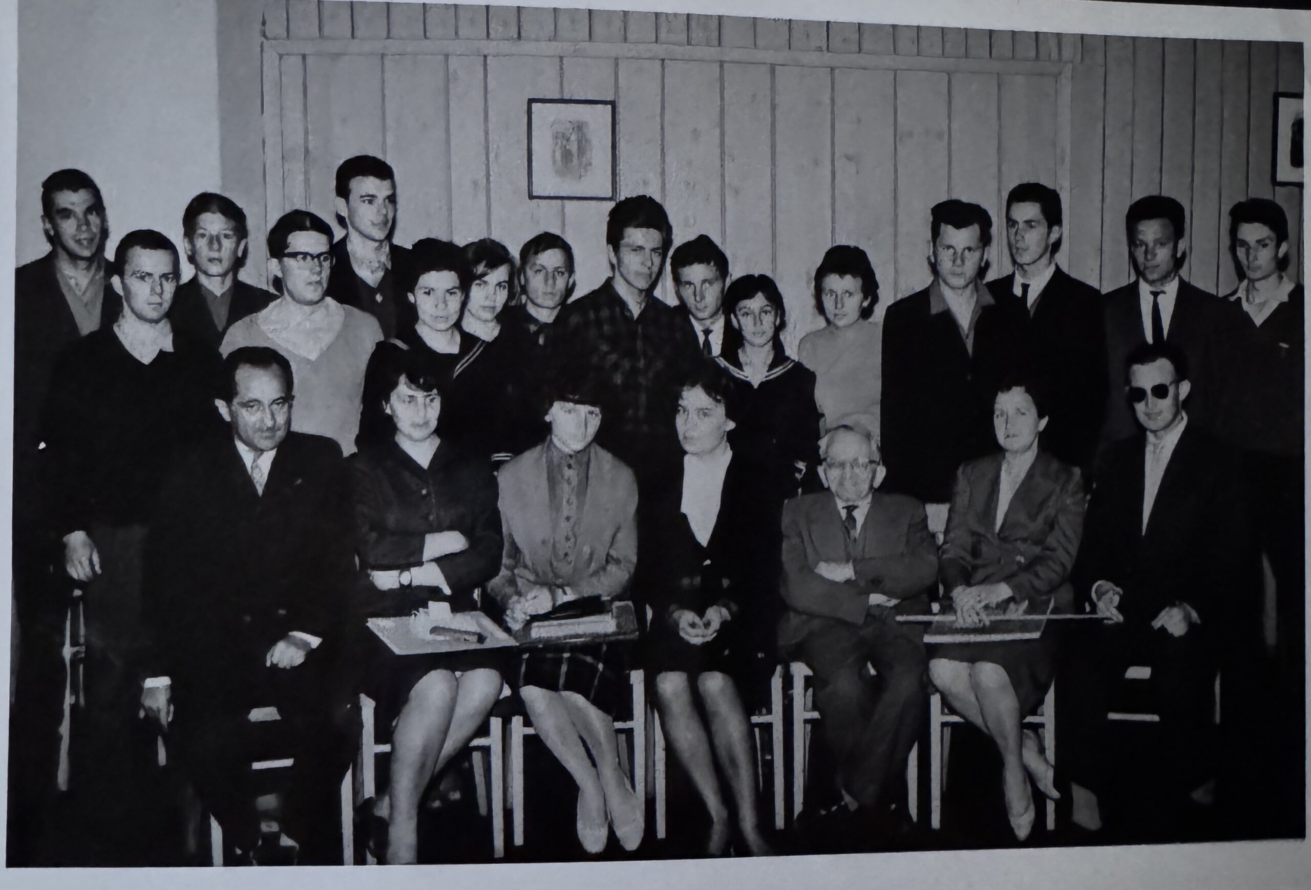 Matura rocznik 1962, klasa XI a. Siedzą od lewej profesorowie: Zygmunt Goetel, Henryka Kominko, Barbara Goral, Stanisława Matera, Michał Małaszyński, Krystyna Wyroba, Marian Żarczyński