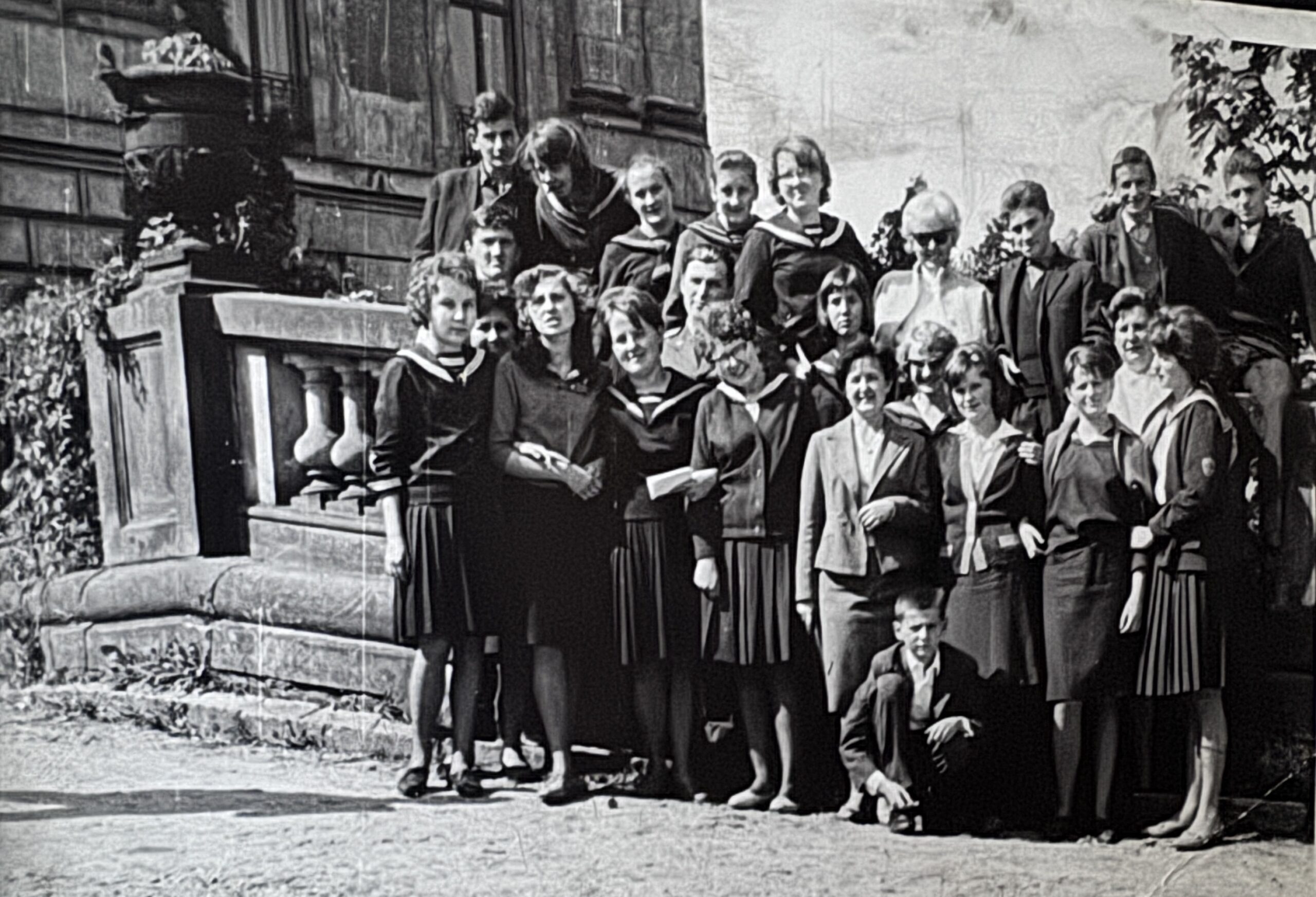 1963 r. - klasa X c z wychowawcą Krystyną Wyrobą