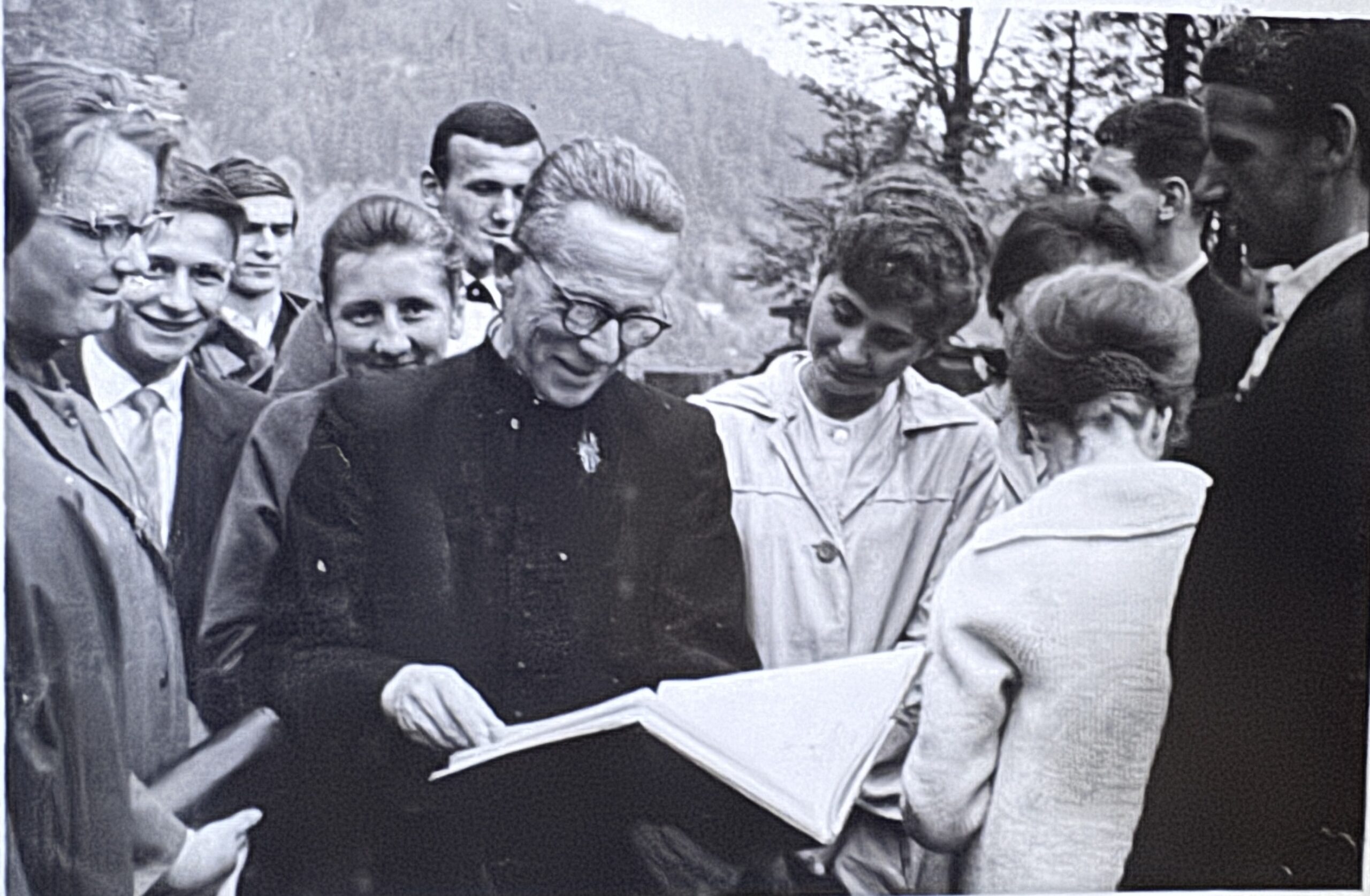 Rozdanie świadectw maturalnych z religii - rok 1963