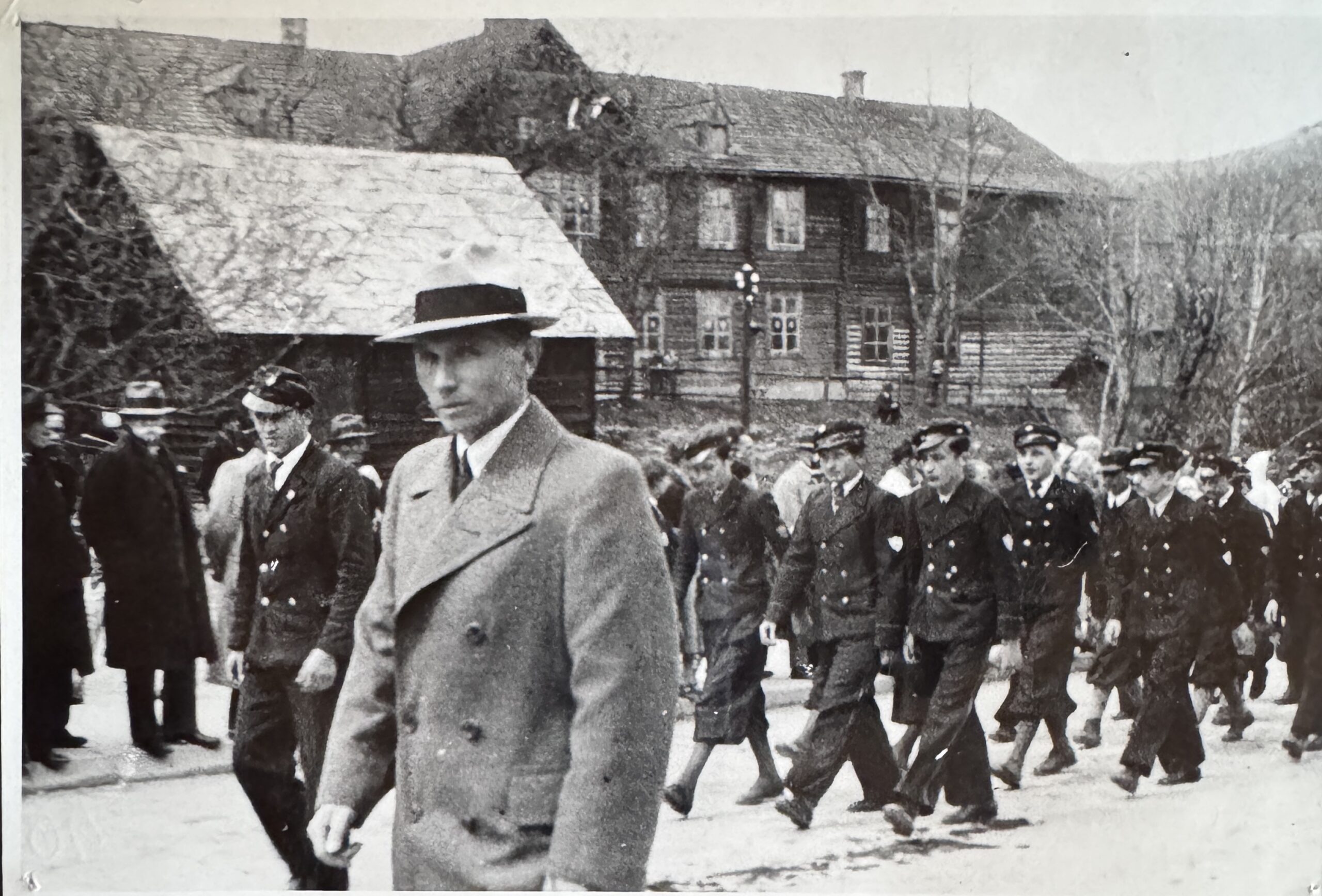 Święto Niepodległości - 11.XI.1936 r. Pochód prowadzi Jerzy Bałuk, na pierwszym planie prof. Józef Bielawa