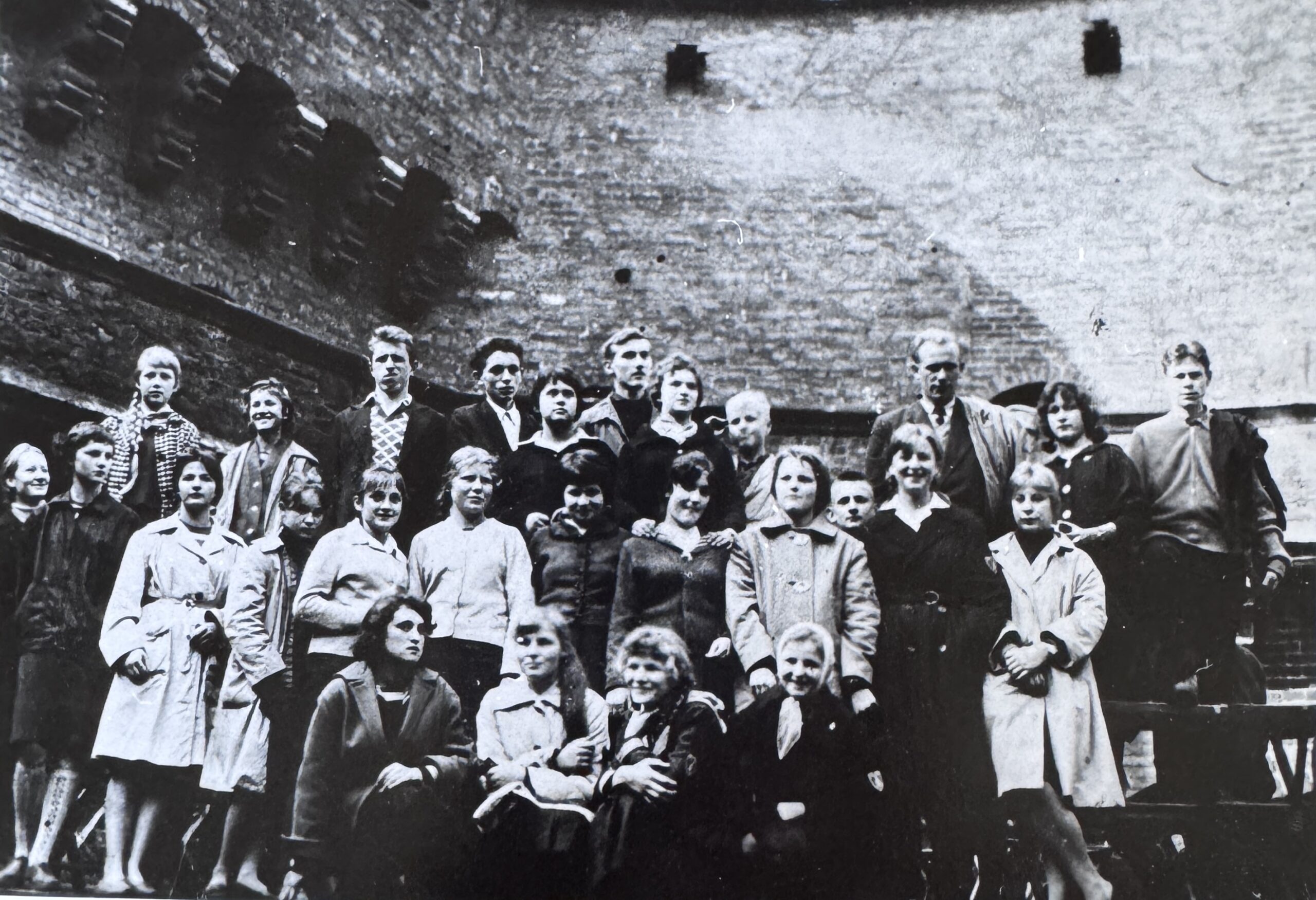 Wycieczka klasowa - Kraków (Barbakan). Matura 1965 r., wychowawca prof. Słaboń